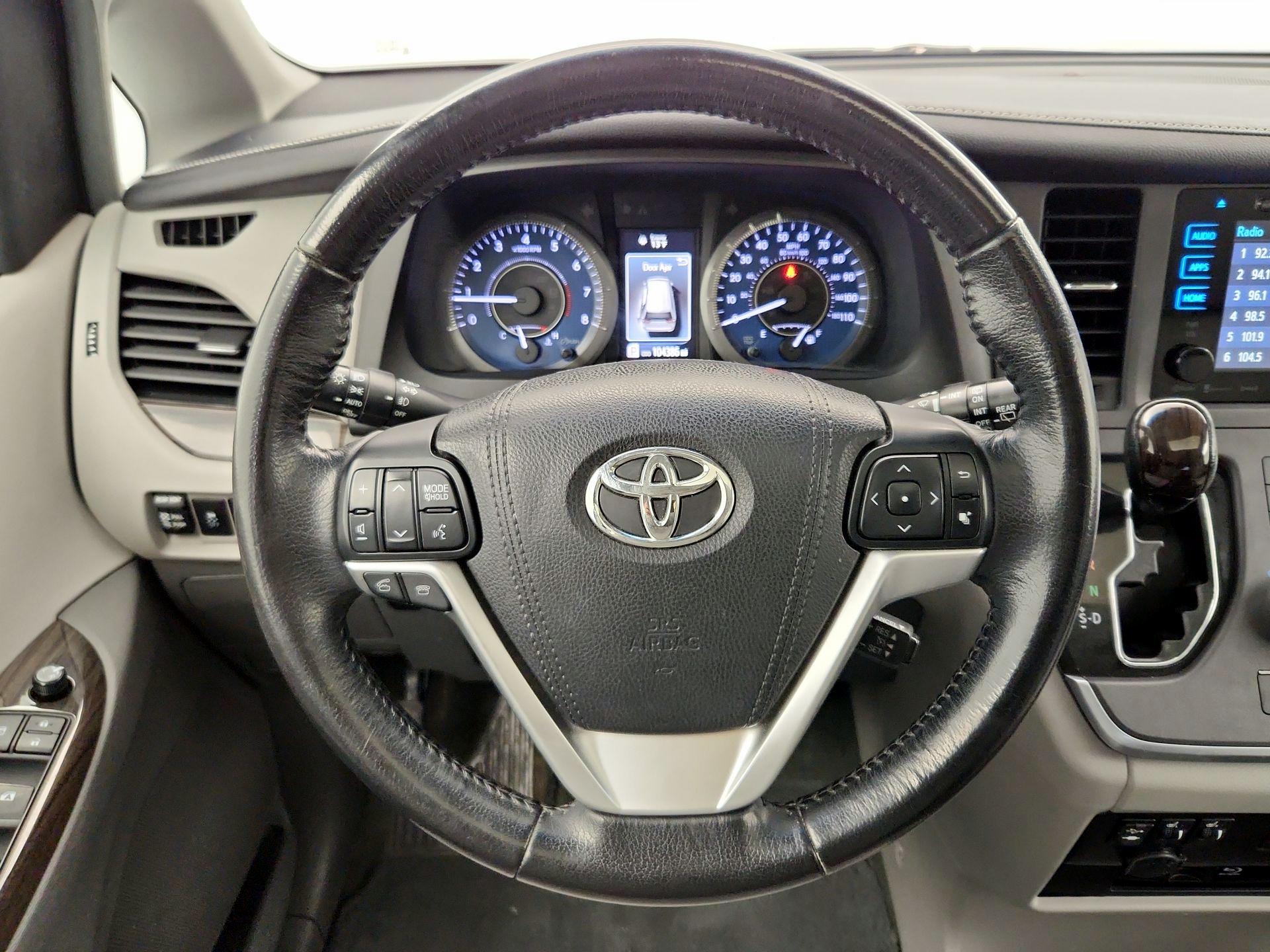 Thumbnail: 2016 Toyota Sienna - 10