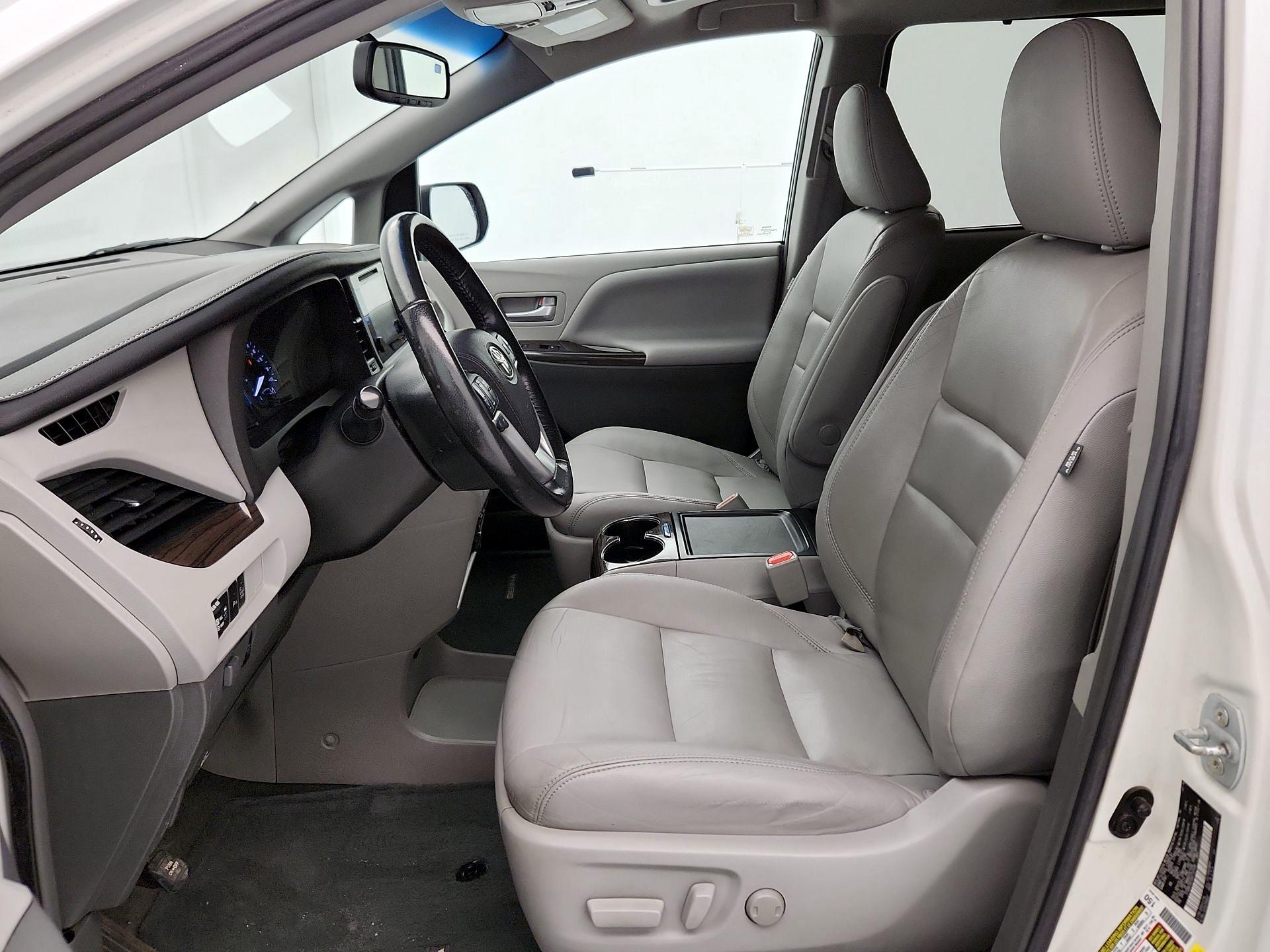 Thumbnail: 2016 Toyota Sienna - 11