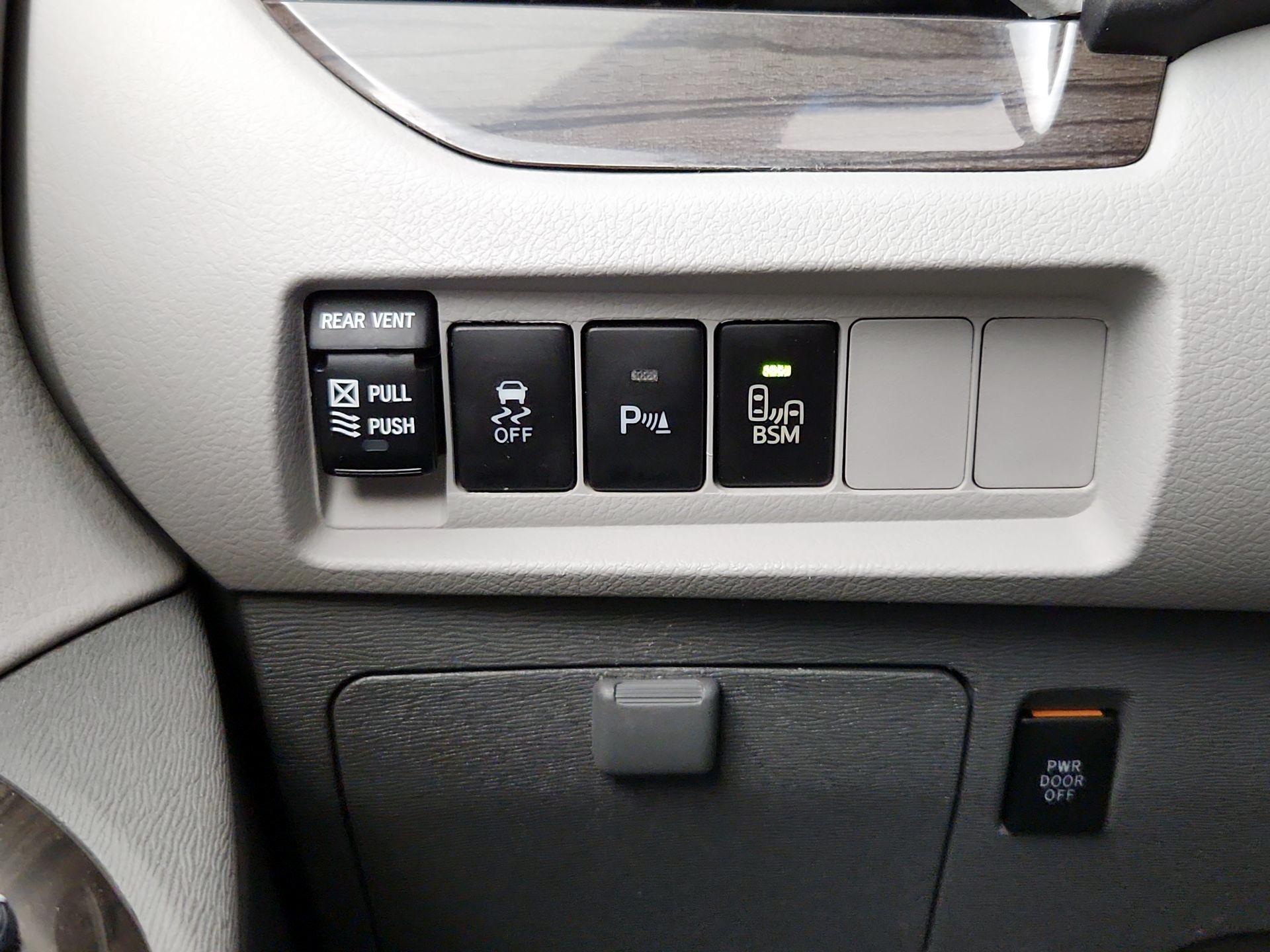 Thumbnail: 2016 Toyota Sienna - 13