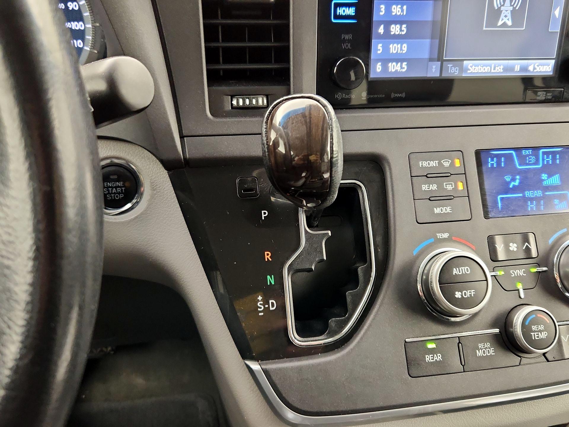 Thumbnail: 2016 Toyota Sienna - 17