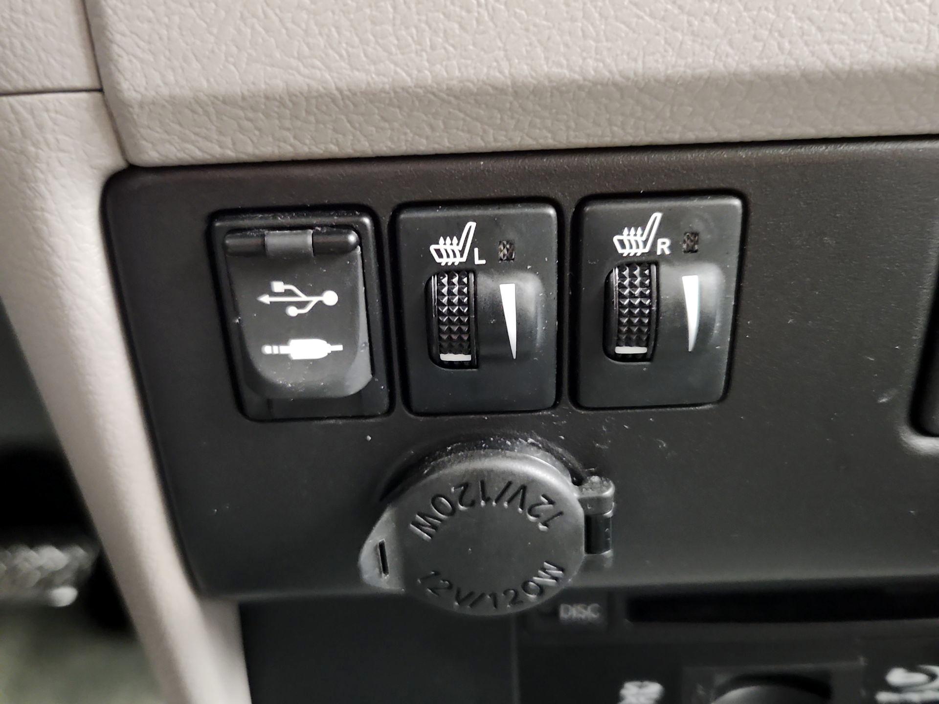 Thumbnail: 2016 Toyota Sienna - 18