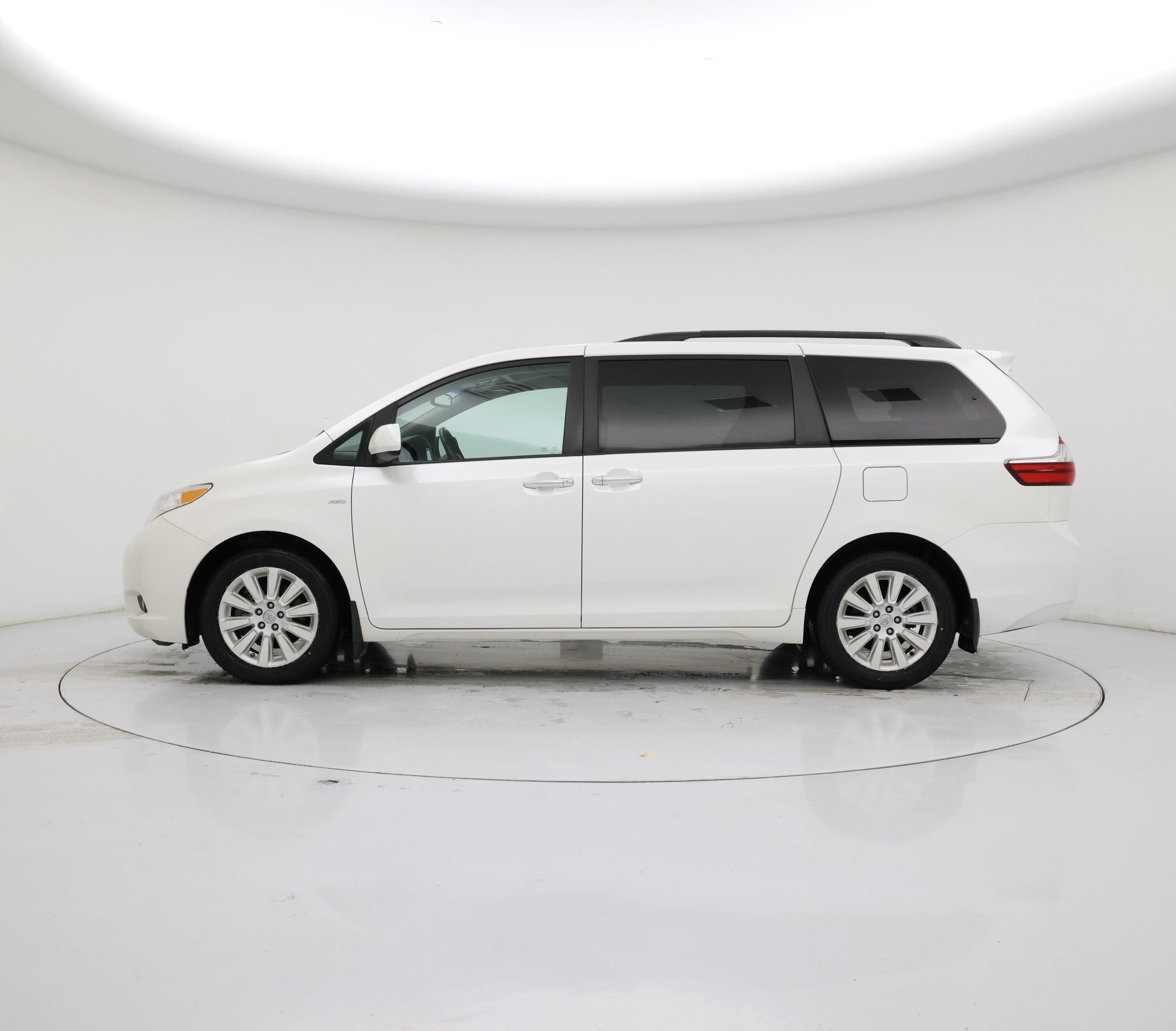 Thumbnail: 2016 Toyota Sienna - 3