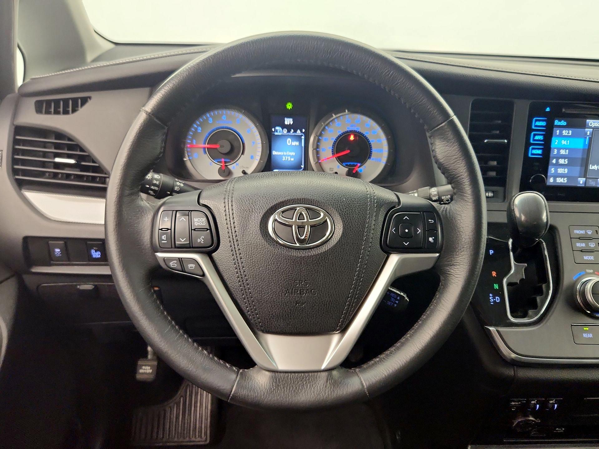 Thumbnail: 2017 Toyota Sienna - 10