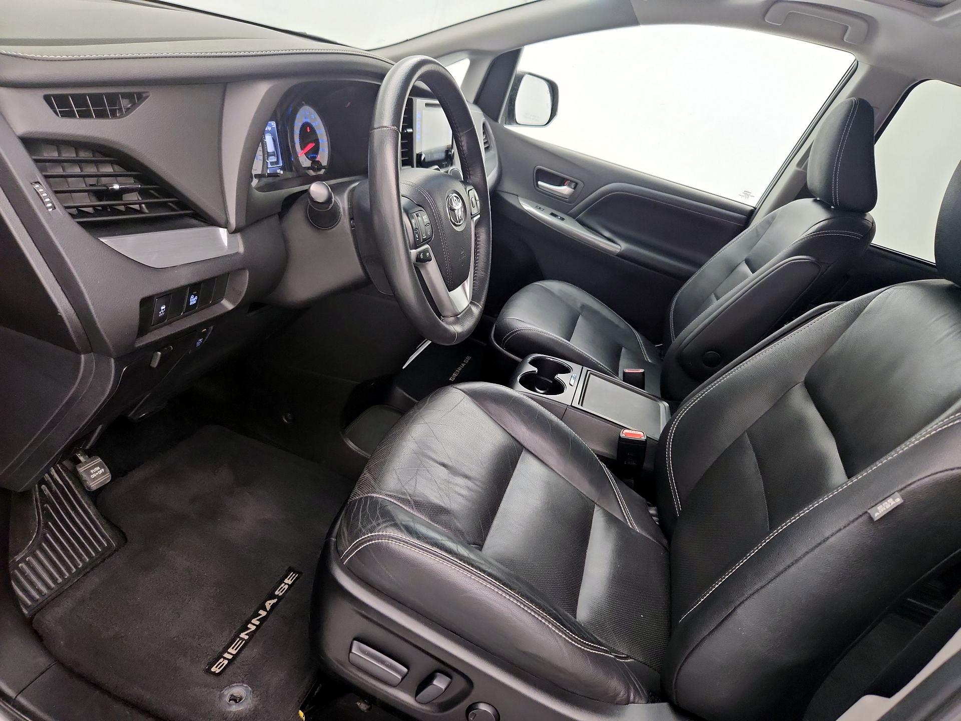Thumbnail: 2017 Toyota Sienna - 11