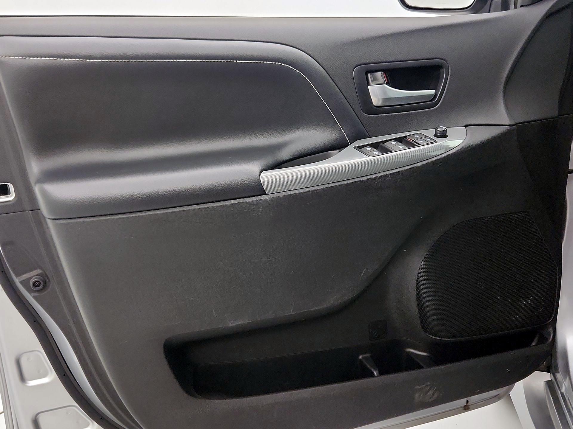 Thumbnail: 2017 Toyota Sienna - 12