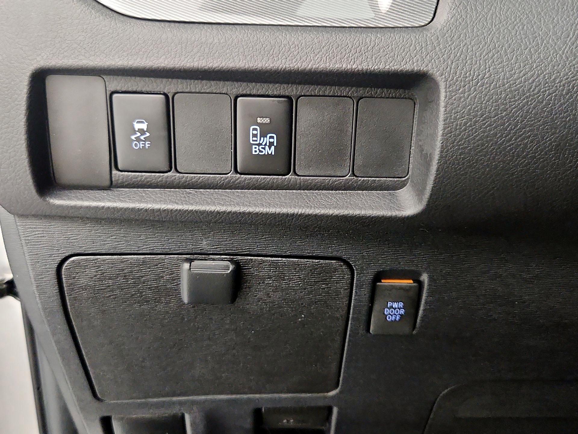 Thumbnail: 2017 Toyota Sienna - 13