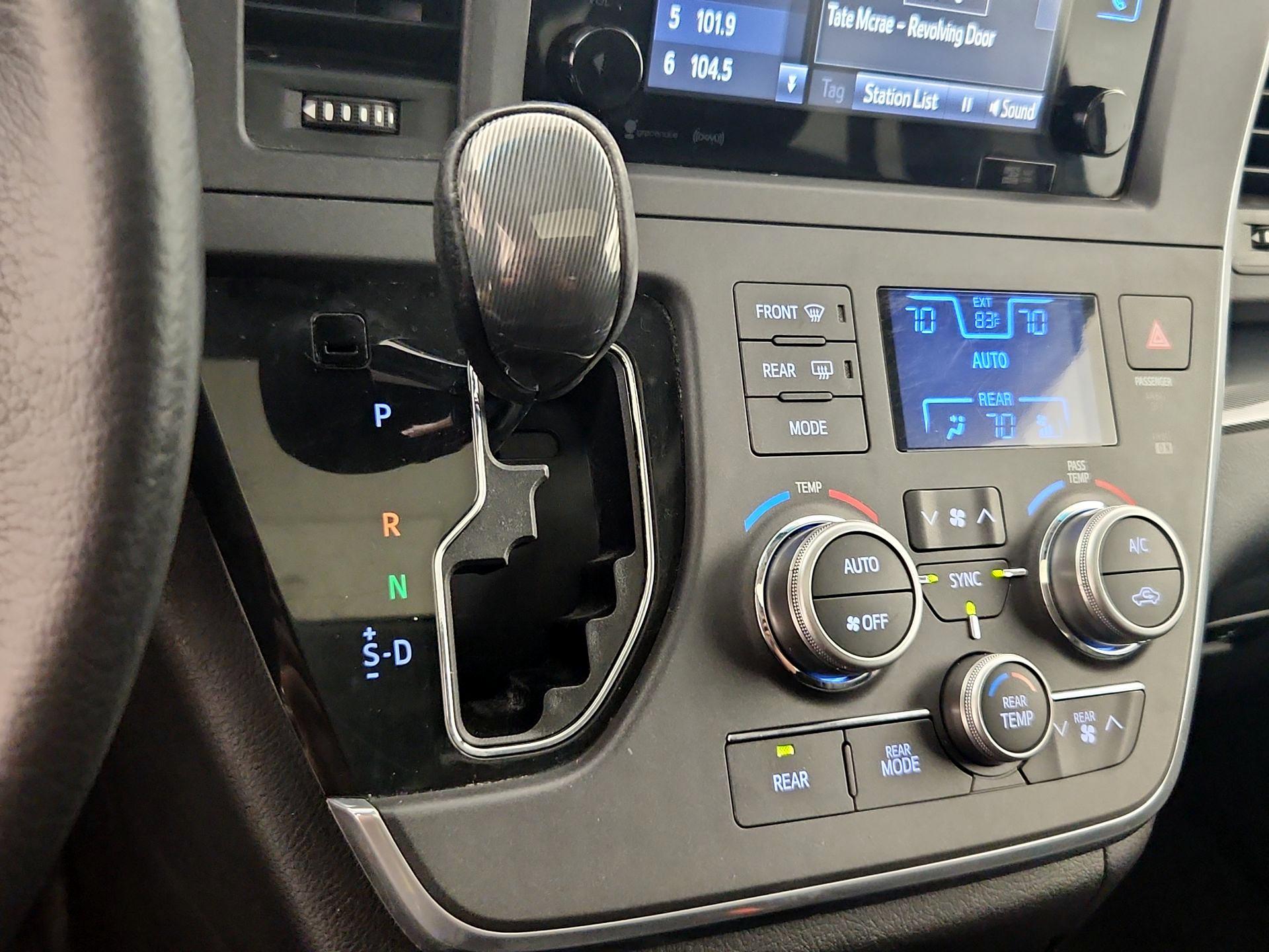 Thumbnail: 2017 Toyota Sienna - 18