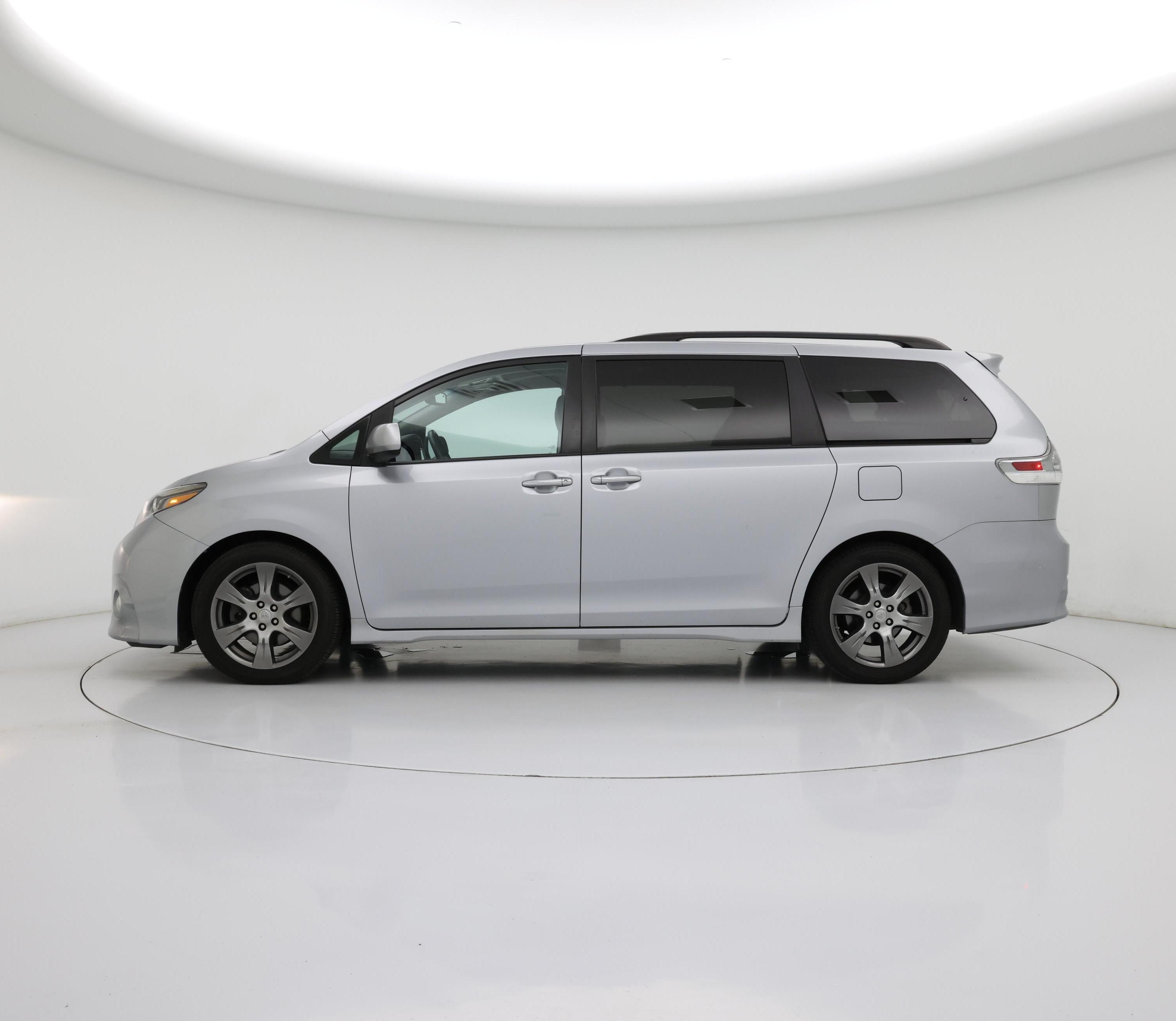 Thumbnail: 2017 Toyota Sienna - 3