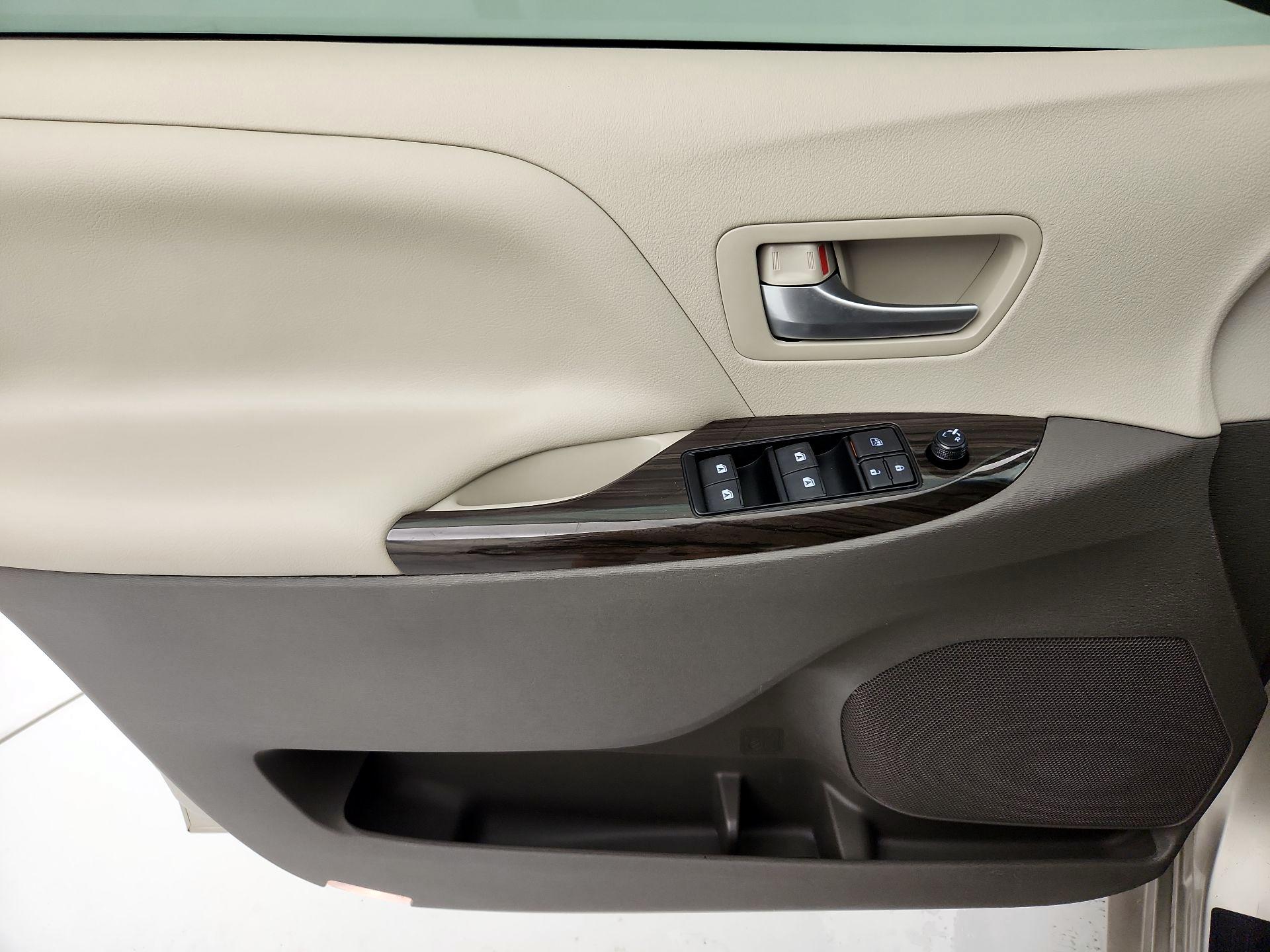 Thumbnail: 2015 Toyota Sienna - 12
