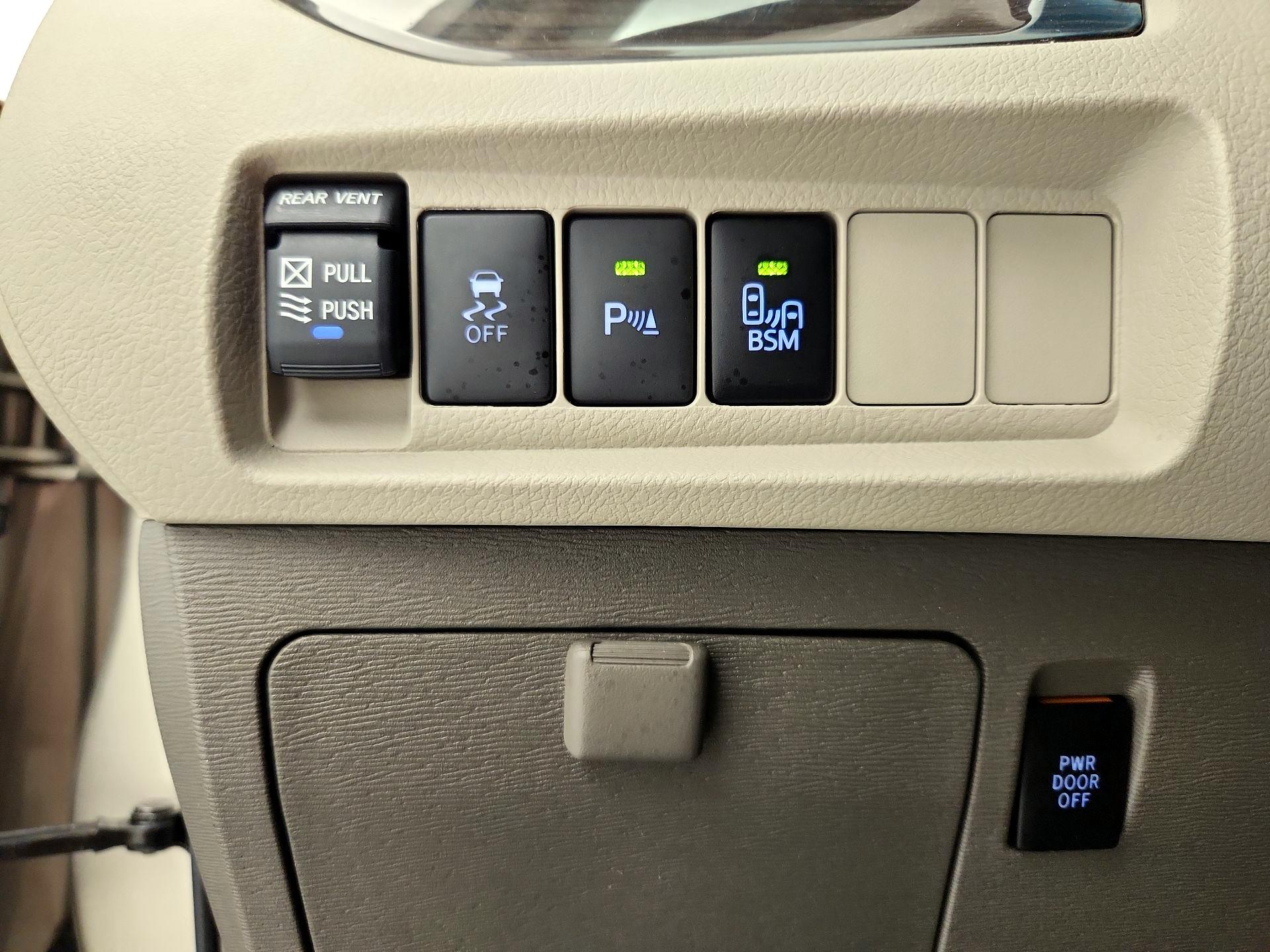 Thumbnail: 2015 Toyota Sienna - 13