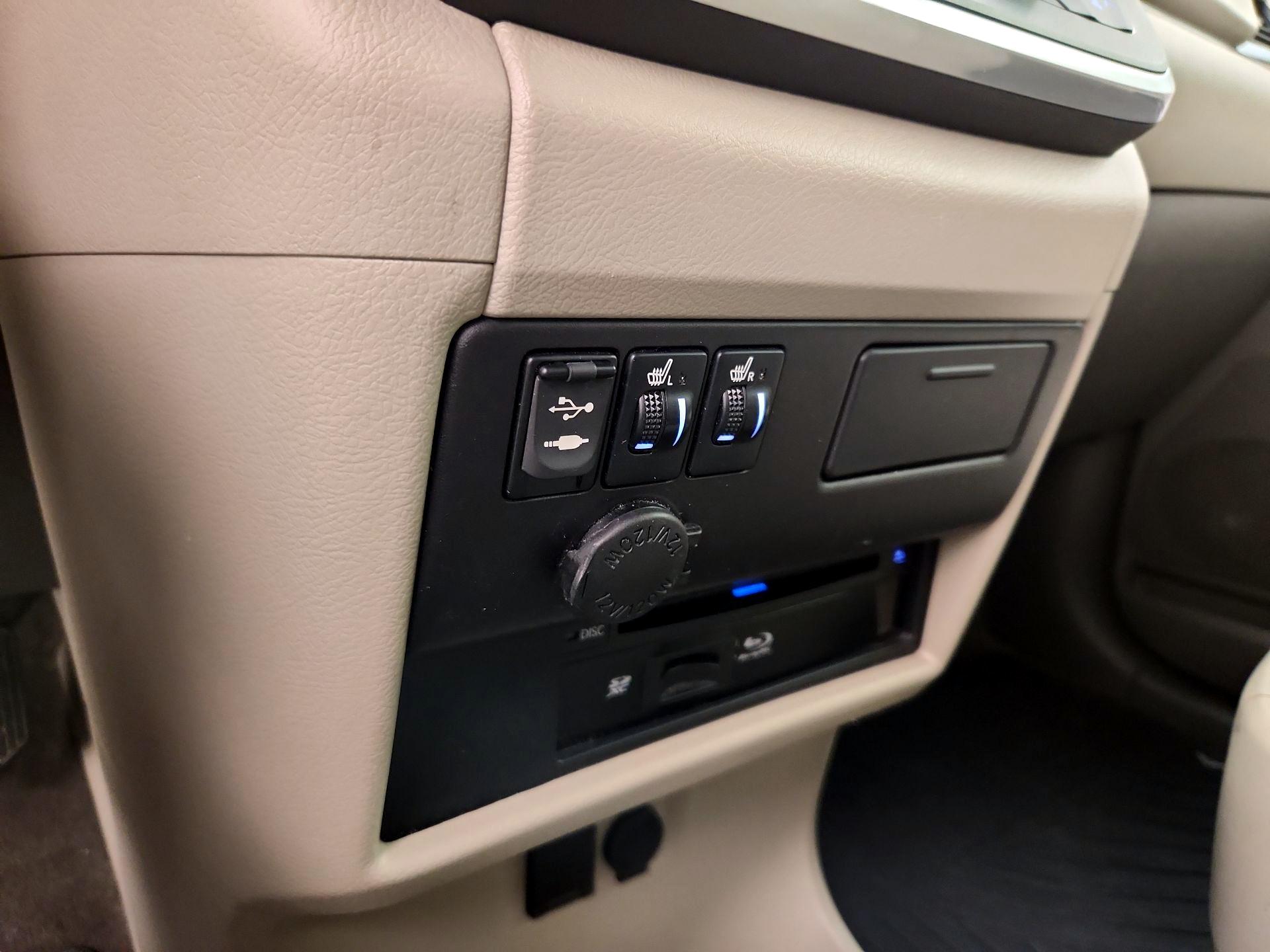 Thumbnail: 2015 Toyota Sienna - 19