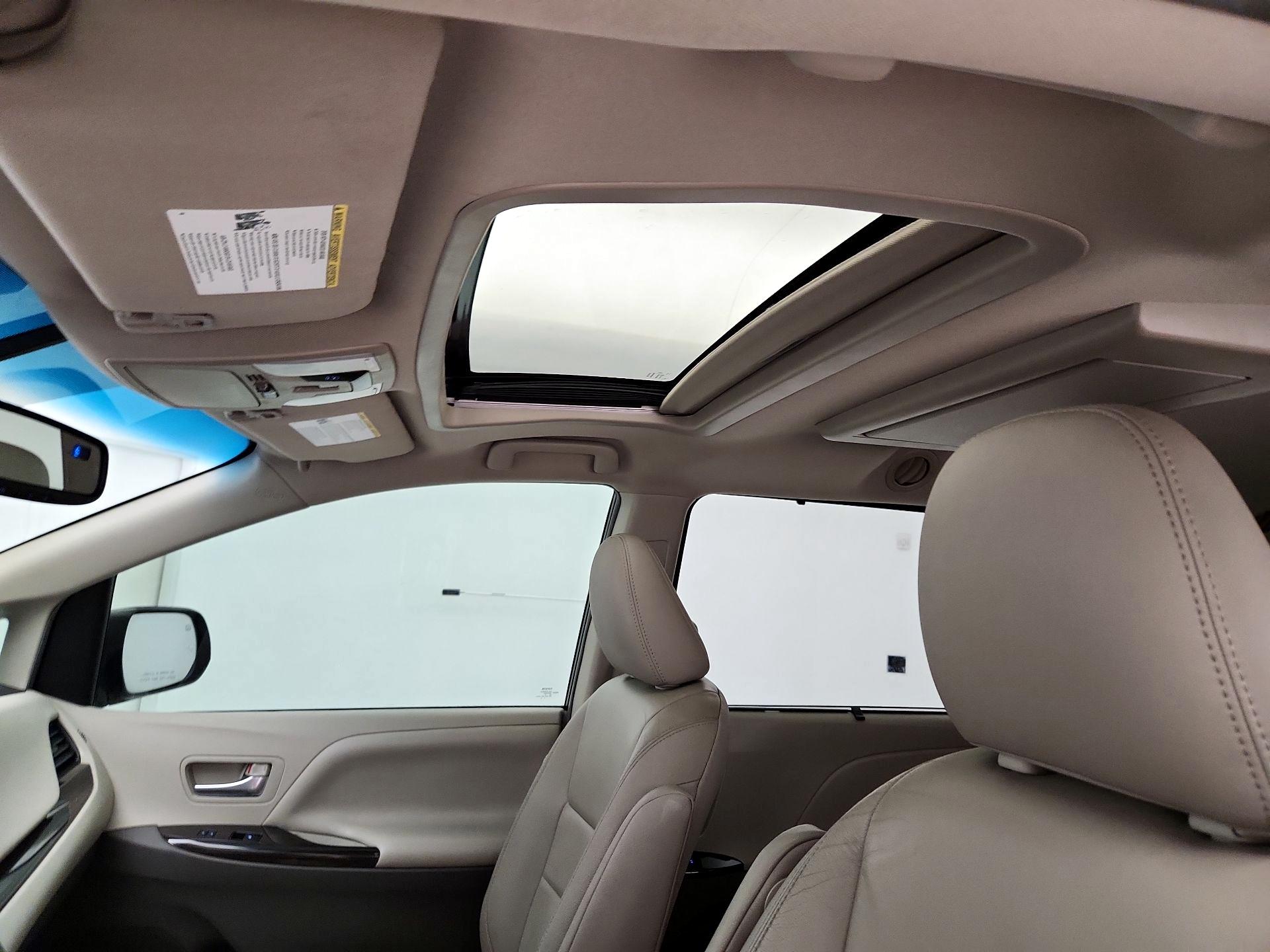 Thumbnail: 2015 Toyota Sienna - 20
