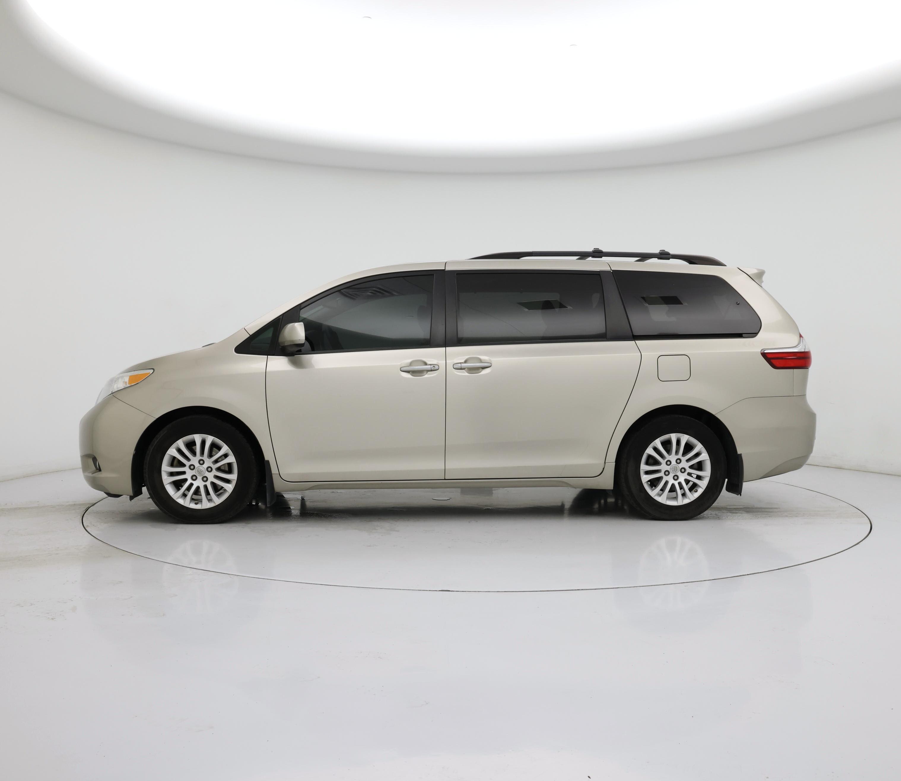 Thumbnail: 2015 Toyota Sienna - 3