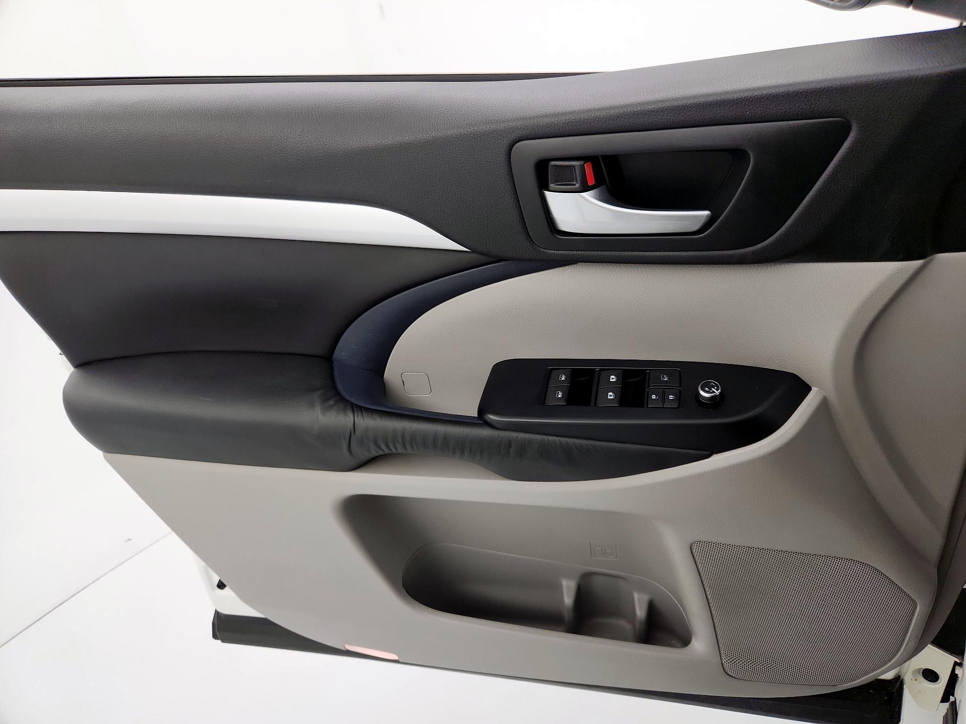 Thumbnail: 2016 Toyota Highlander - 12