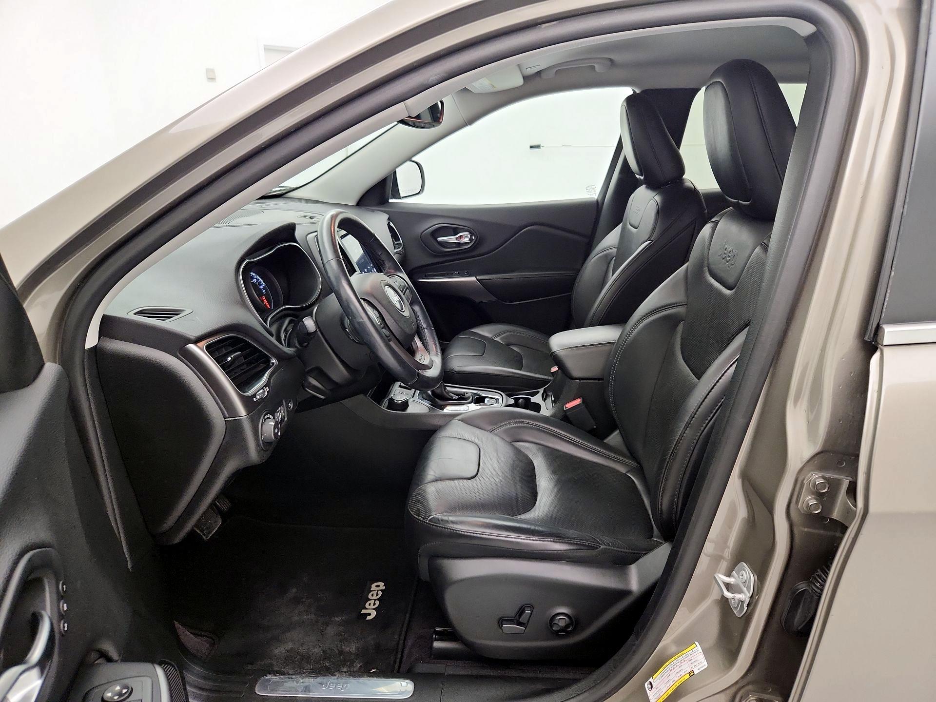 Thumbnail: 2019 Jeep Cherokee - 11
