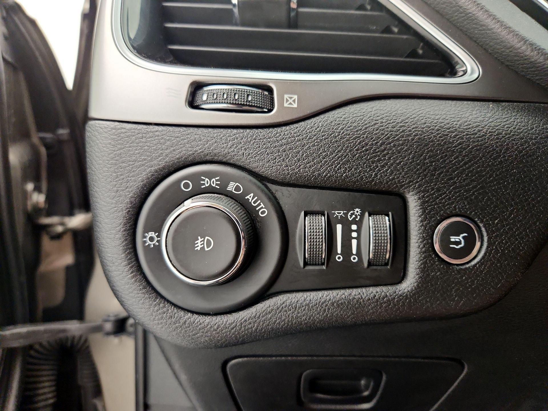 Thumbnail: 2019 Jeep Cherokee - 13