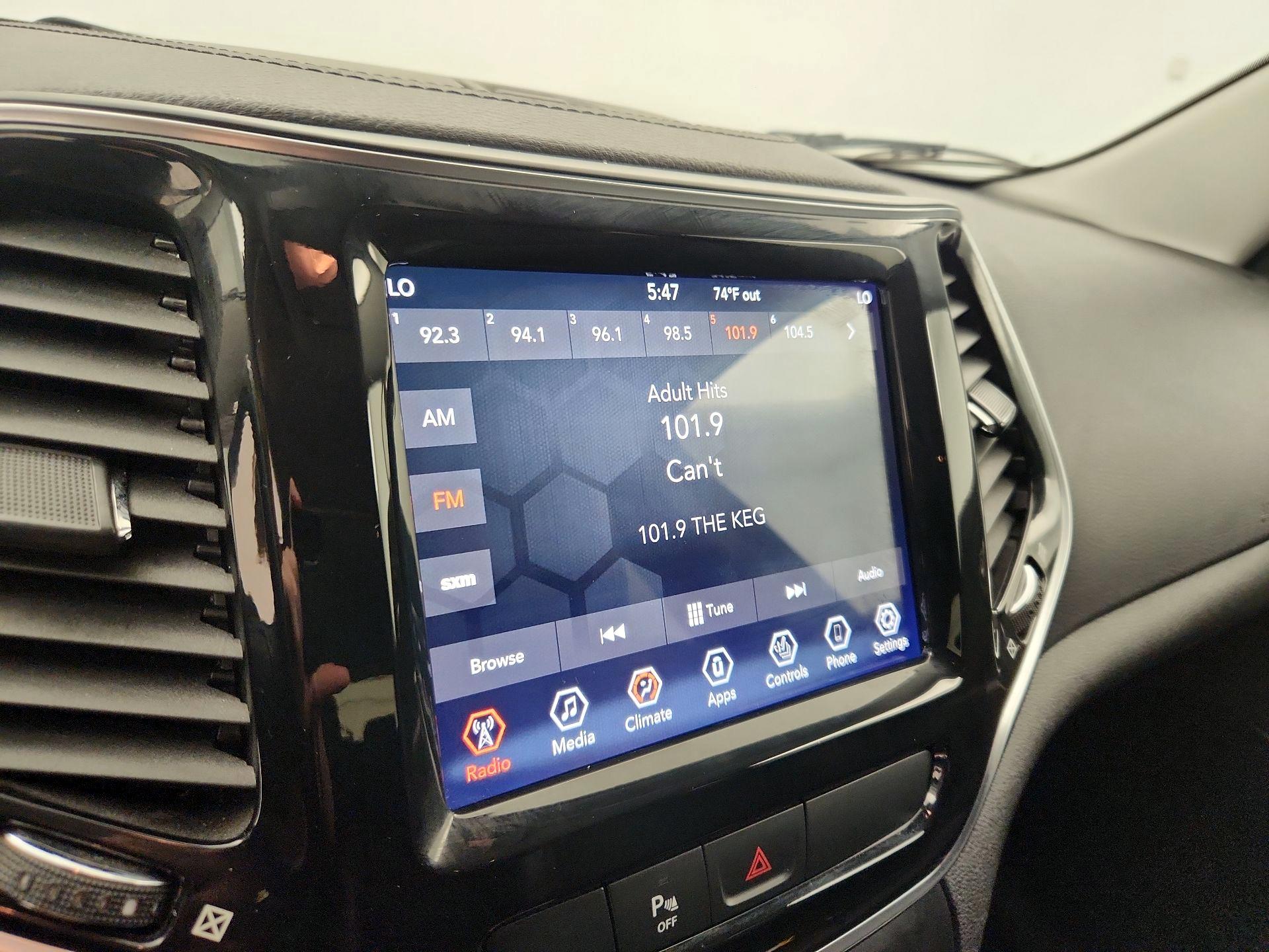 Thumbnail: 2019 Jeep Cherokee - 15