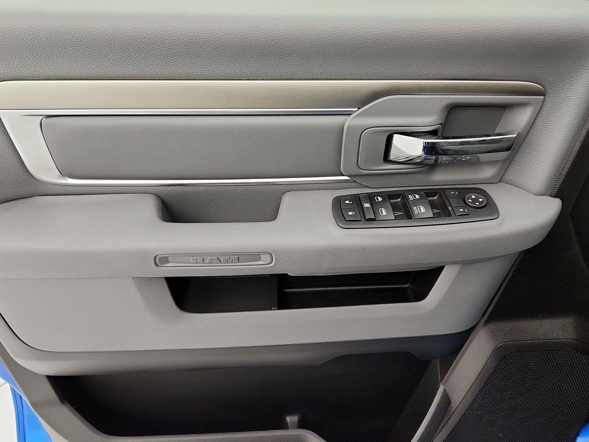 Thumbnail: 2020 RAM 1500 Classic - 12