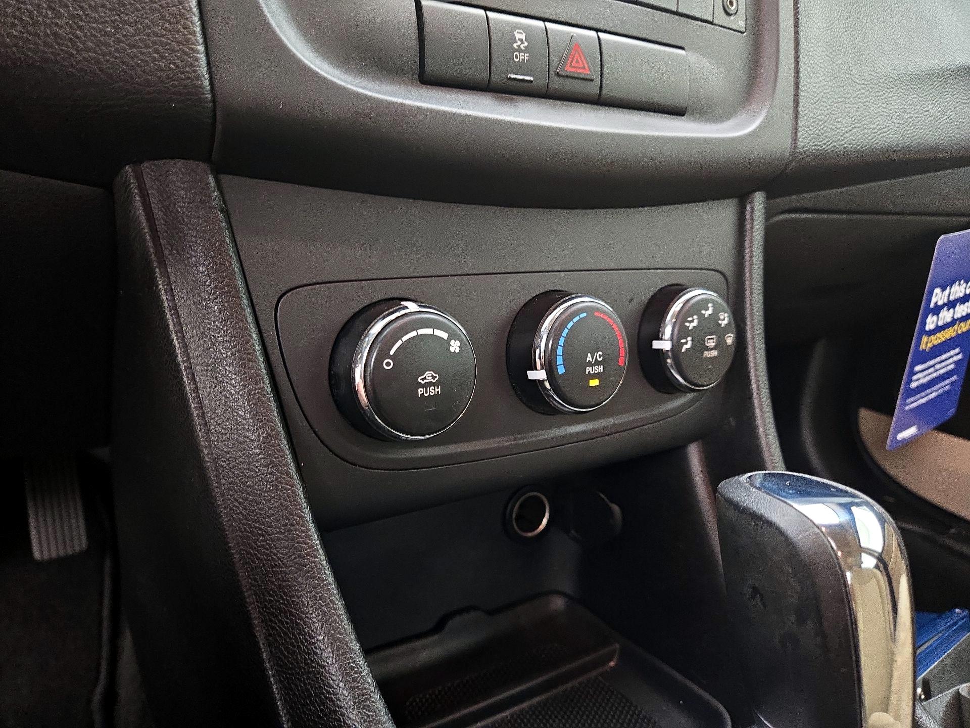 Thumbnail: 2013 Dodge Avenger - 14