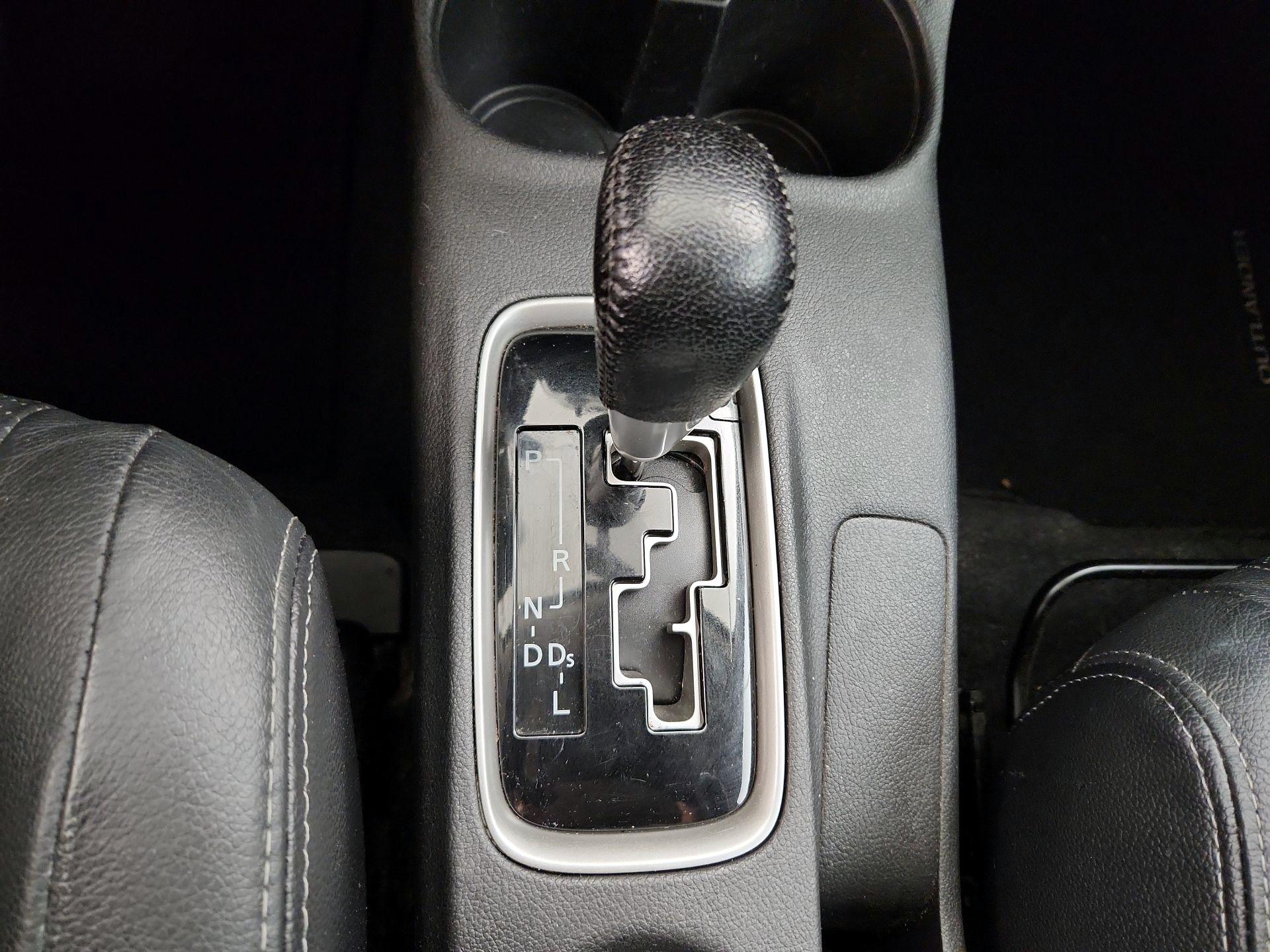 Thumbnail: 2016 Mitsubishi Outlander - 17