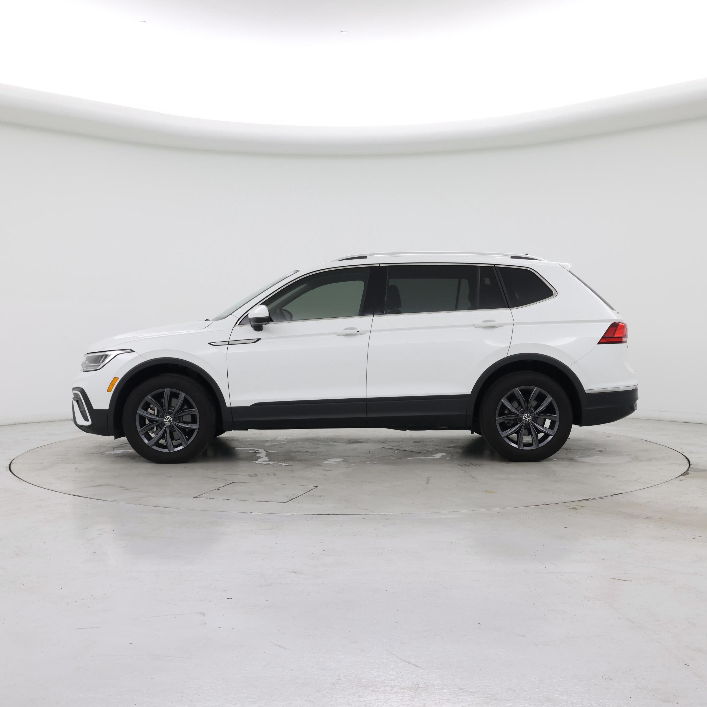 Thumbnail: 2023 Volkswagen Tiguan - 3