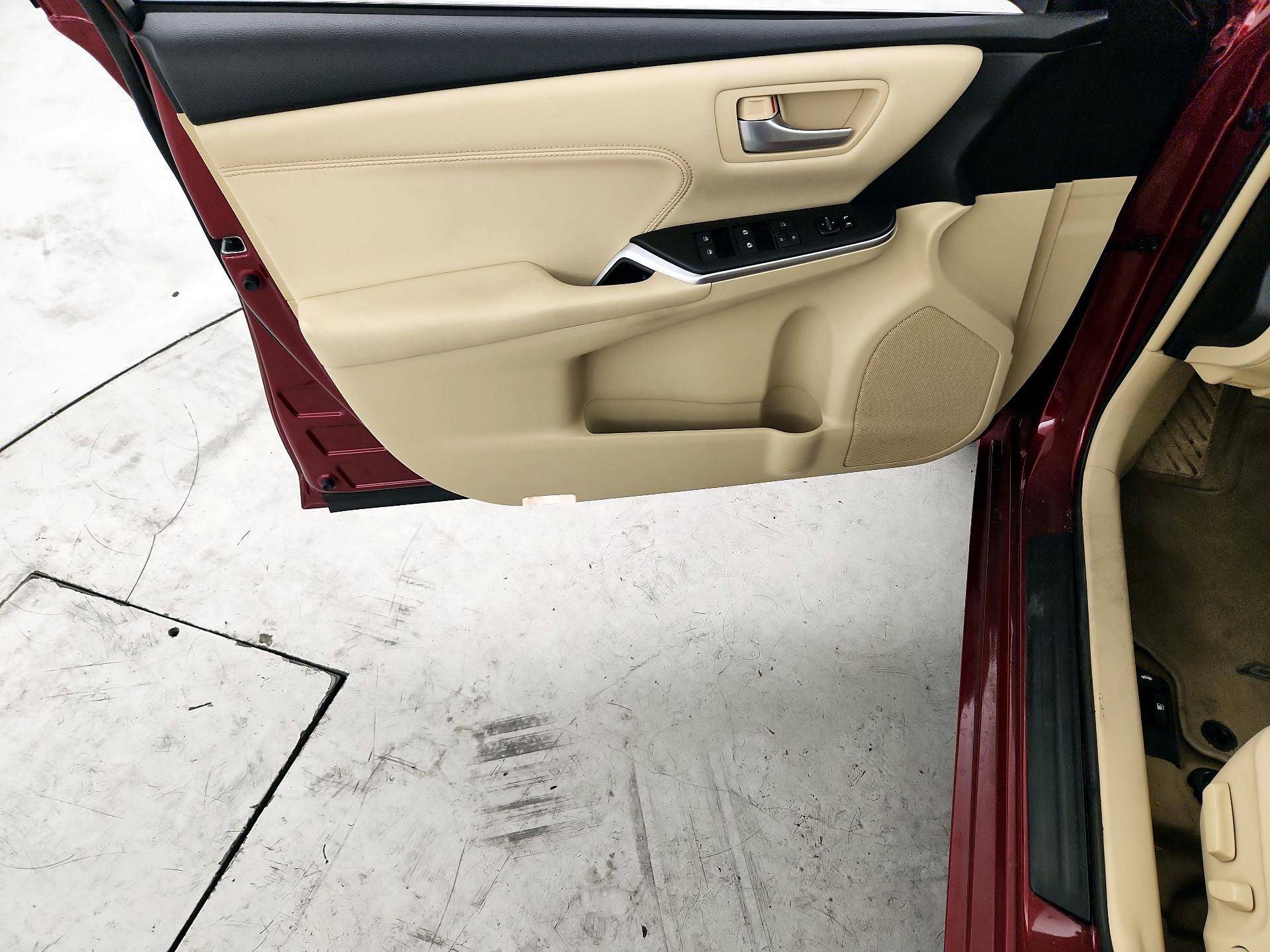 Thumbnail: 2015 Toyota Camry - 12