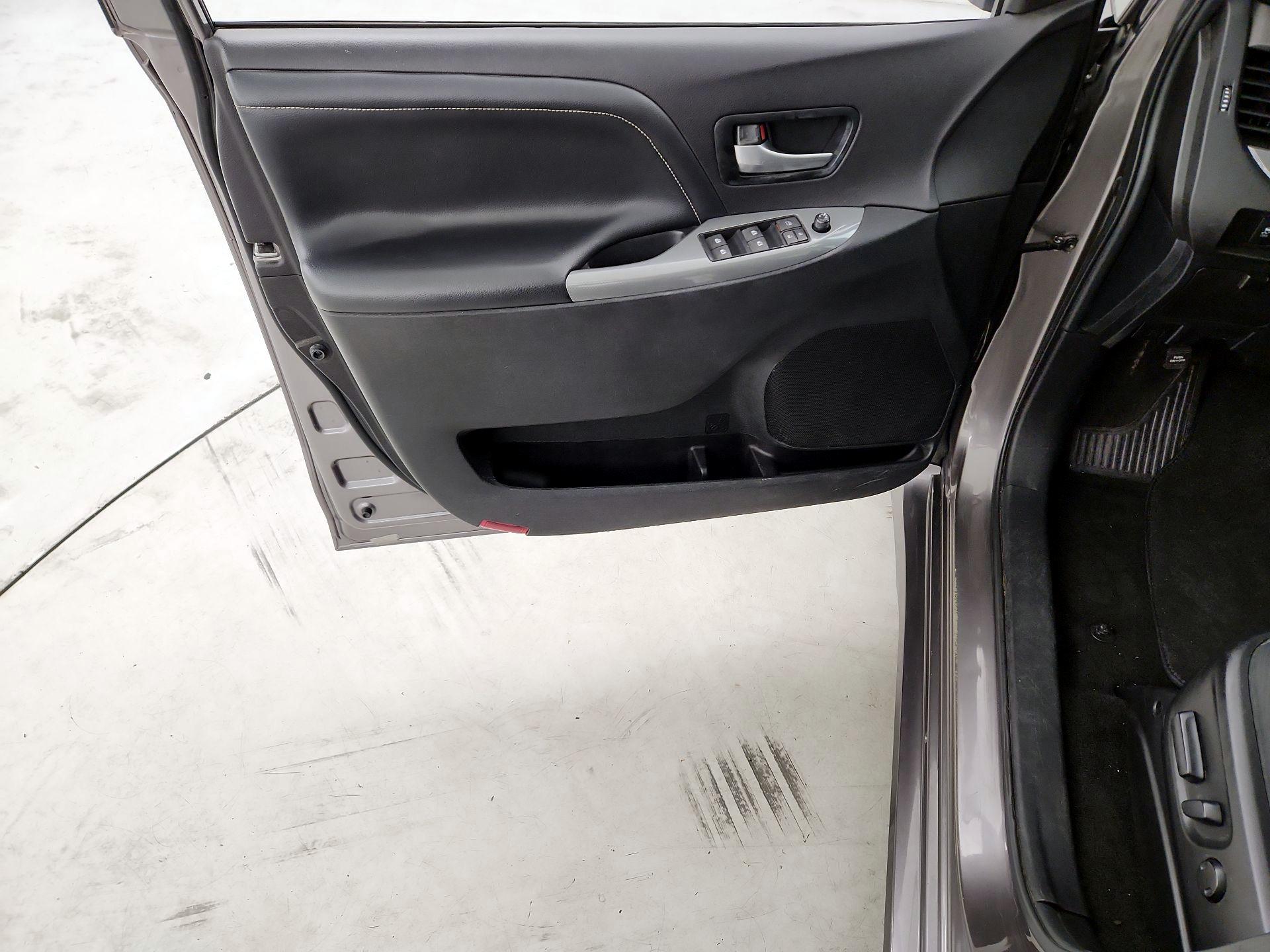 Thumbnail: 2015 Toyota Sienna - 12