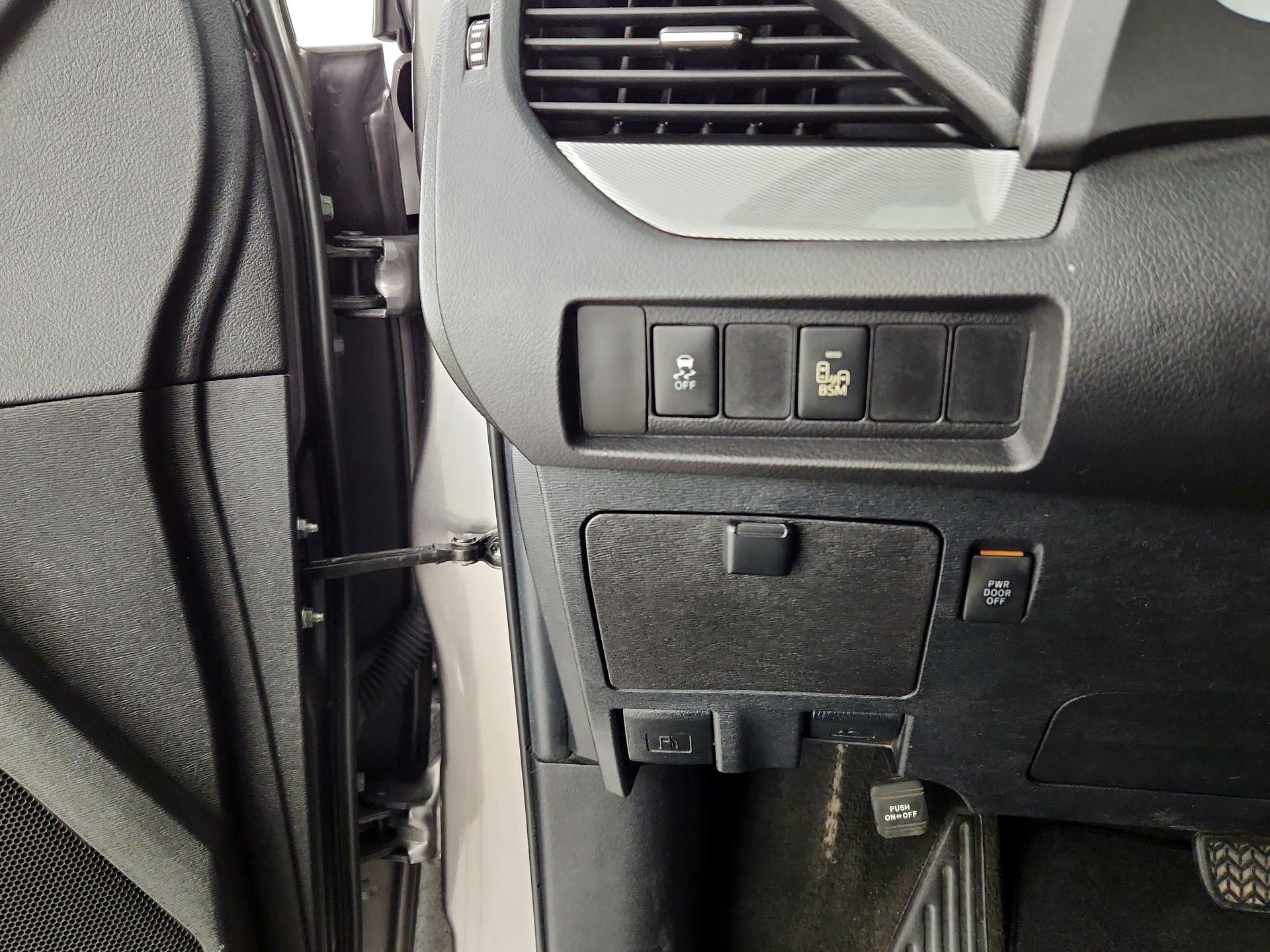 Thumbnail: 2015 Toyota Sienna - 13