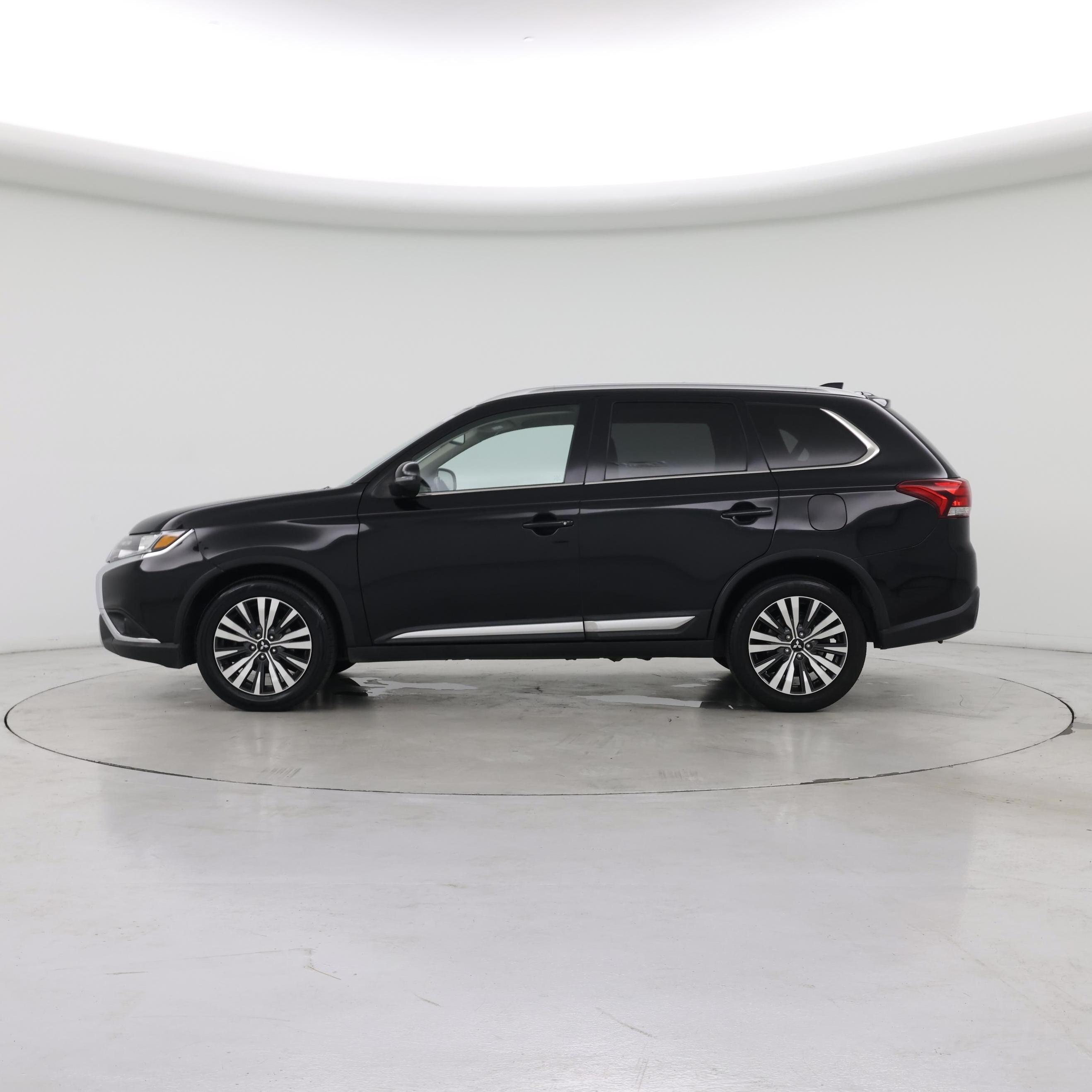 Thumbnail: 2020 Mitsubishi Outlander - 3