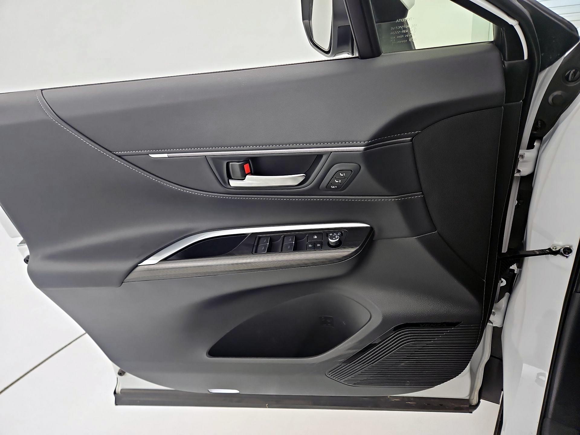 Thumbnail: 2023 Toyota Venza - 12