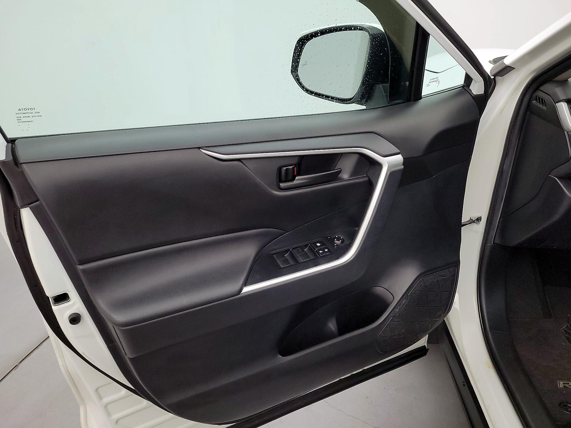 Thumbnail: 2020 Toyota RAV4 - 12