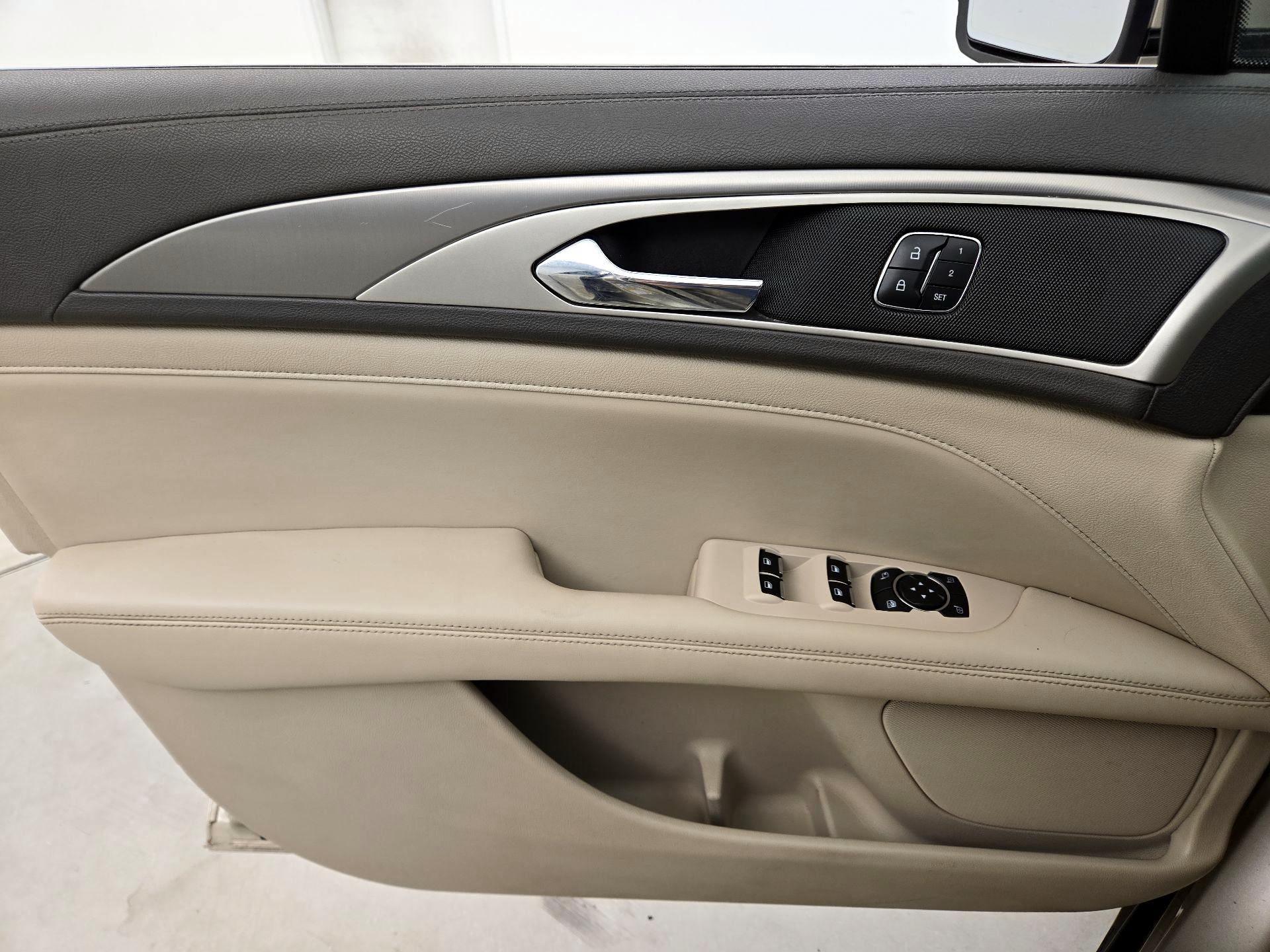 Thumbnail: 2017 Lincoln MKZ - 12