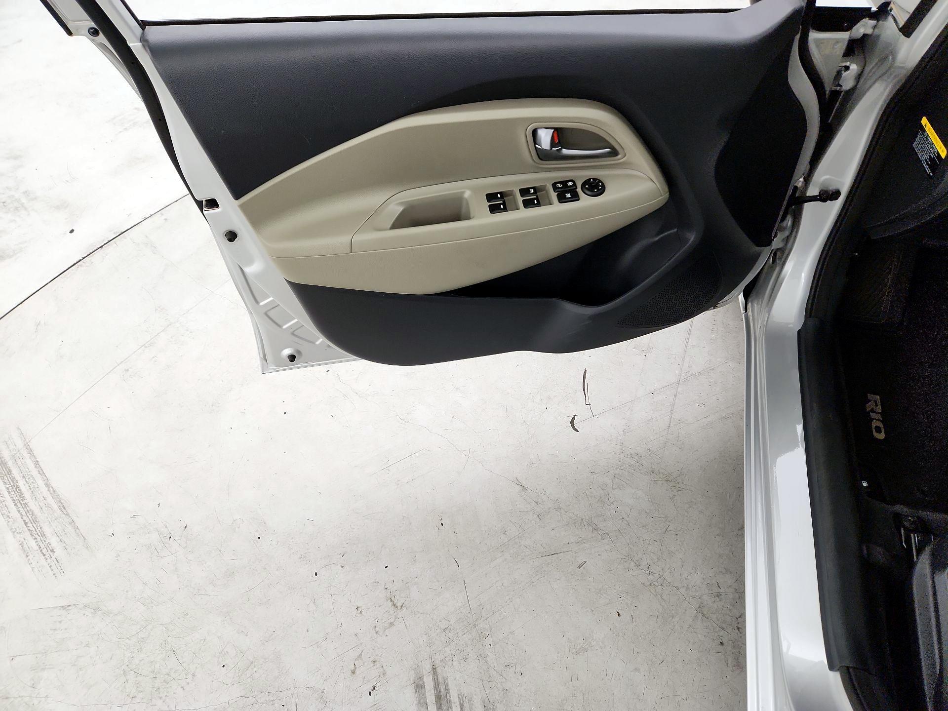 Thumbnail: 2016 Kia Rio5 - 12