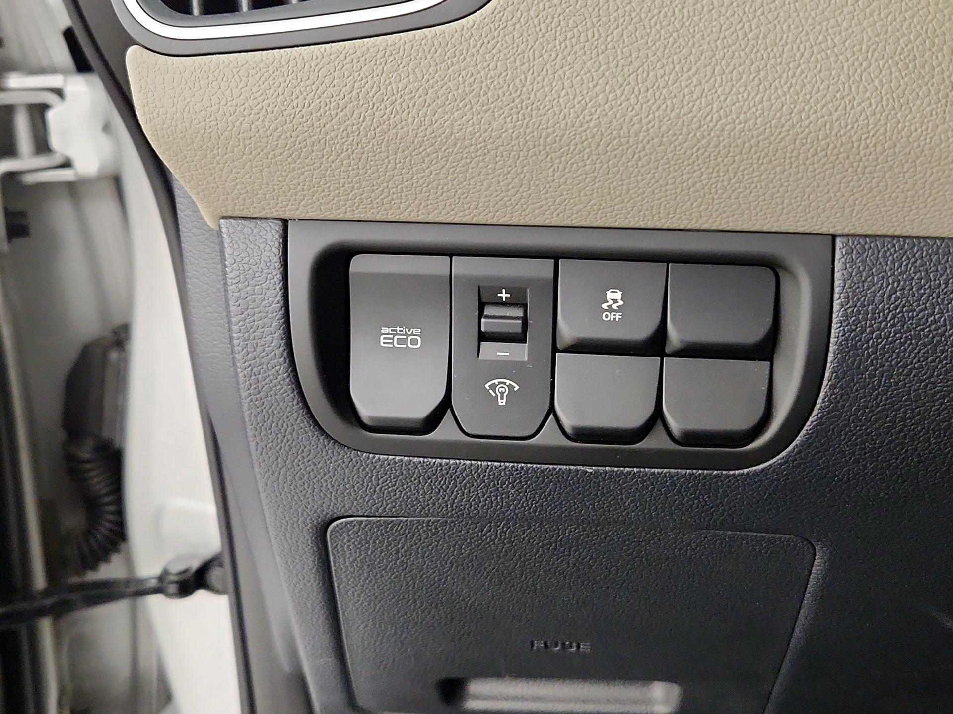 Thumbnail: 2016 Kia Rio5 - 13