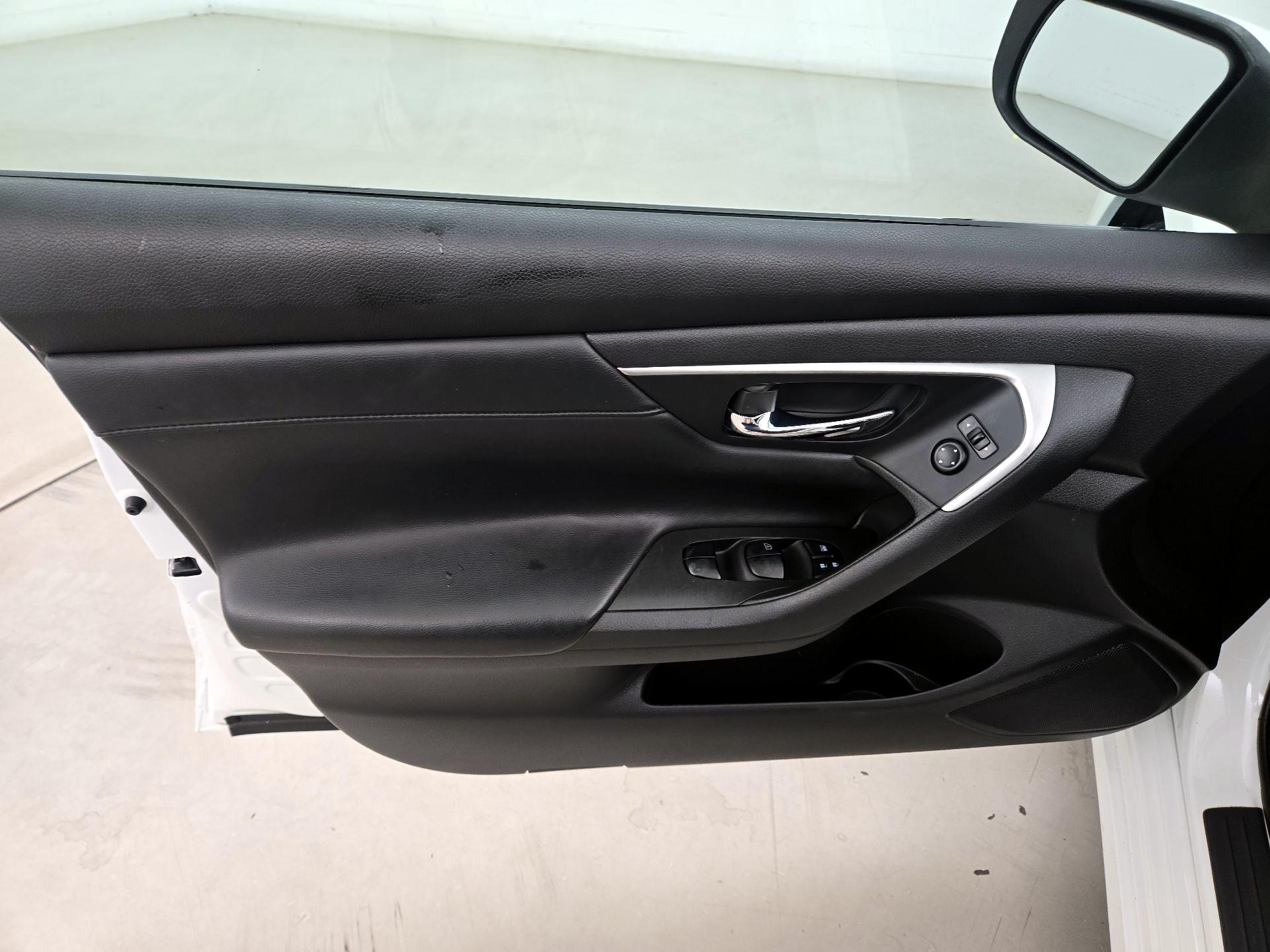 Thumbnail: 2015 Nissan Altima - 12
