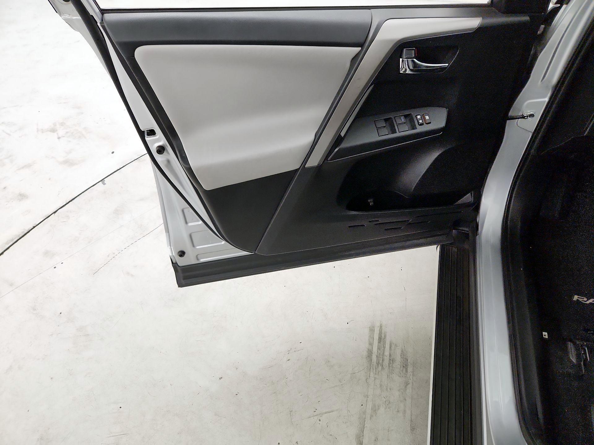 Thumbnail: 2016 Toyota RAV4 - 12