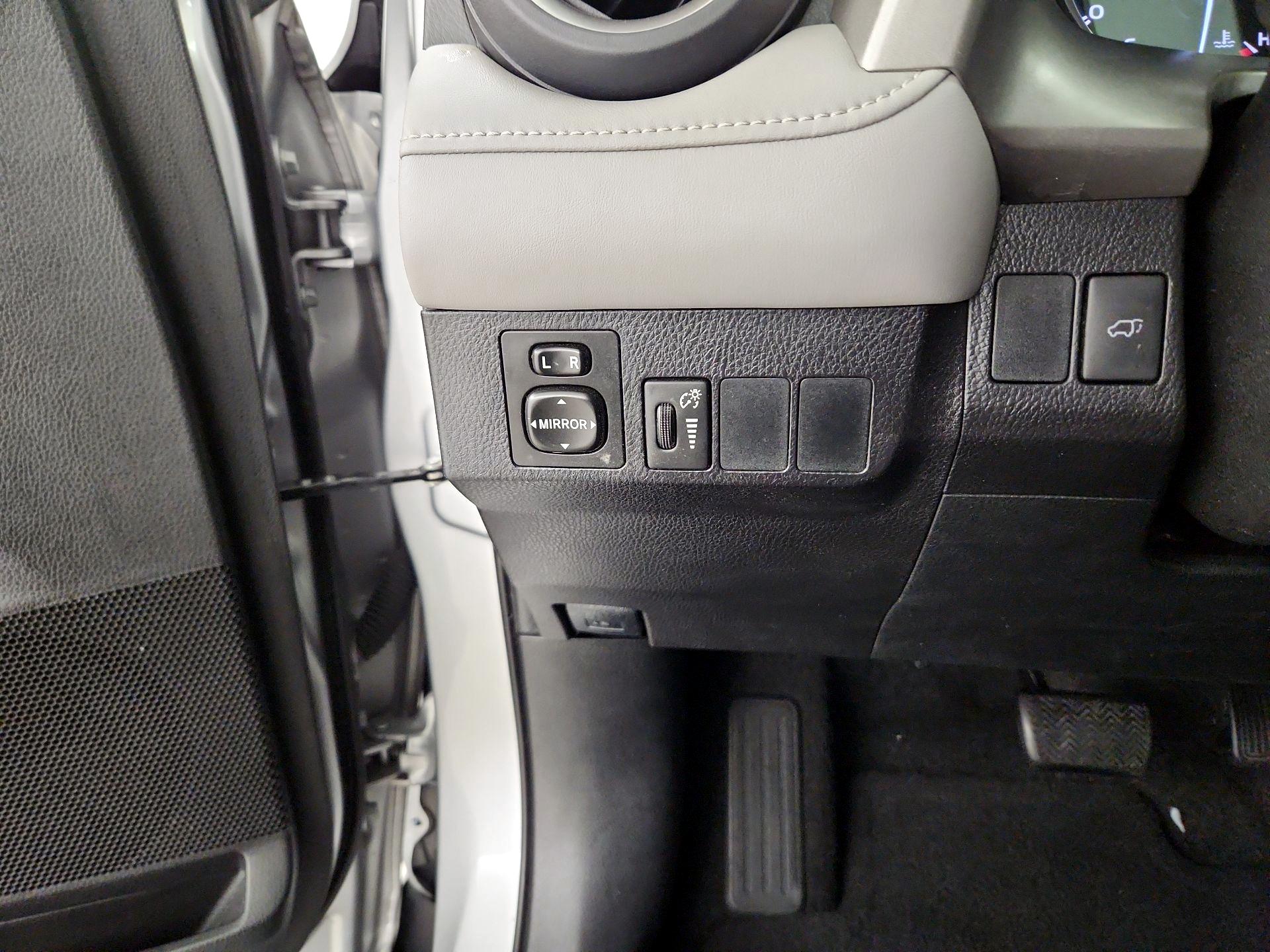 Thumbnail: 2016 Toyota RAV4 - 13