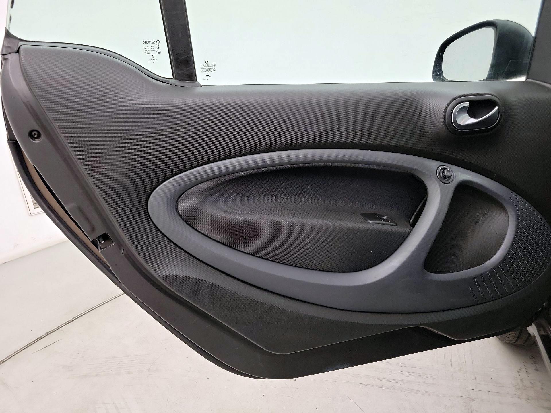 Thumbnail: 2016 smart fortwo - 12
