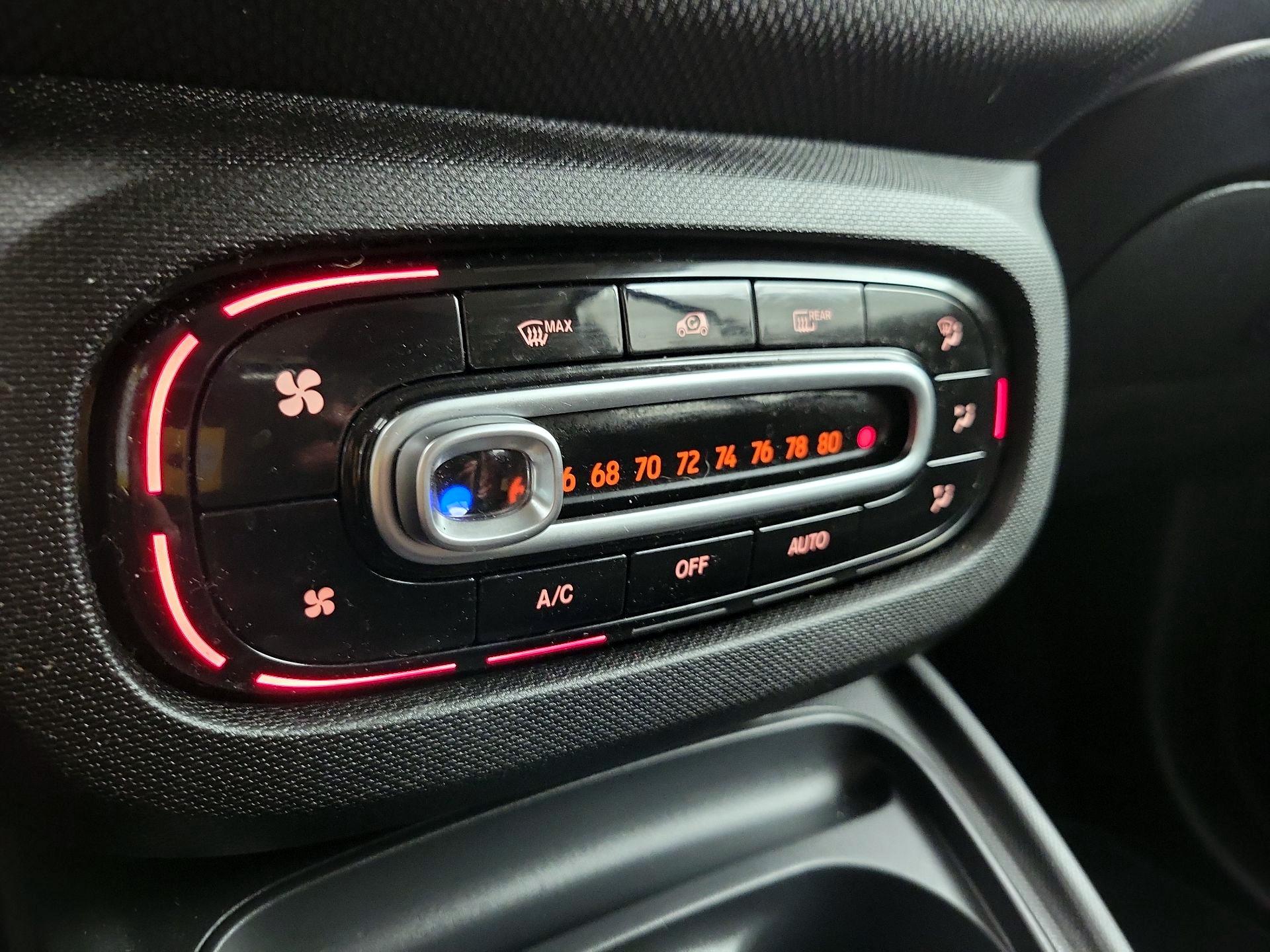 Thumbnail: 2016 smart fortwo - 15
