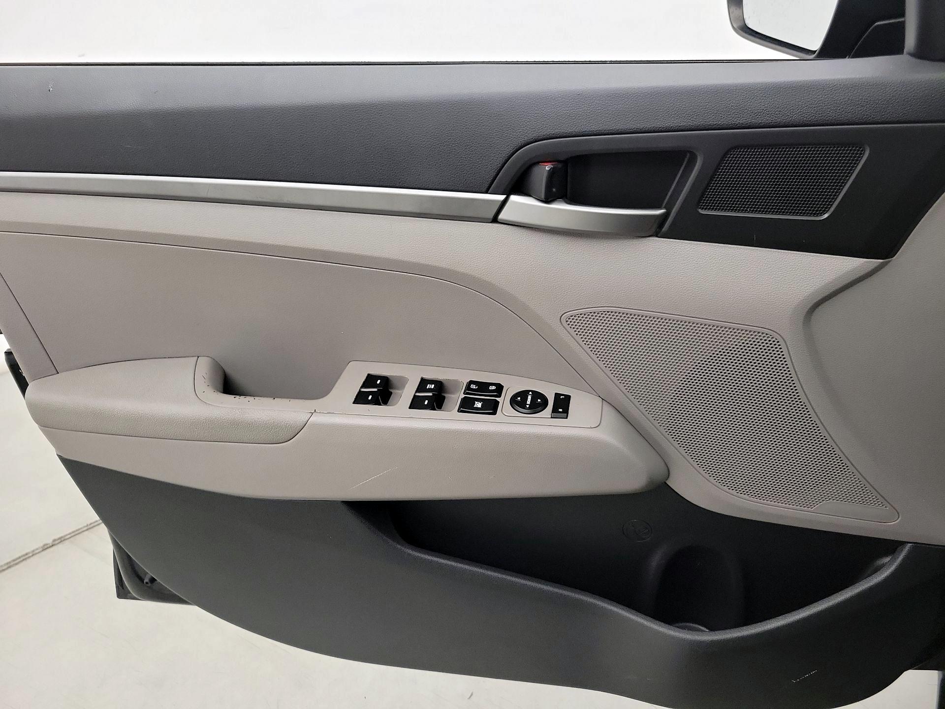Thumbnail: 2017 Hyundai Elantra - 12