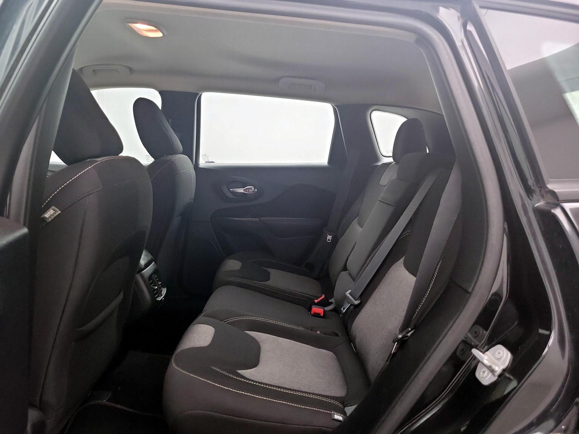 Thumbnail: 2015 Jeep Cherokee - 18