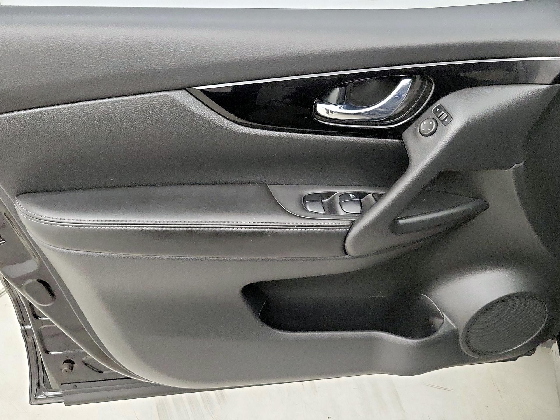 Thumbnail: 2019 Nissan Rogue Sport - 12