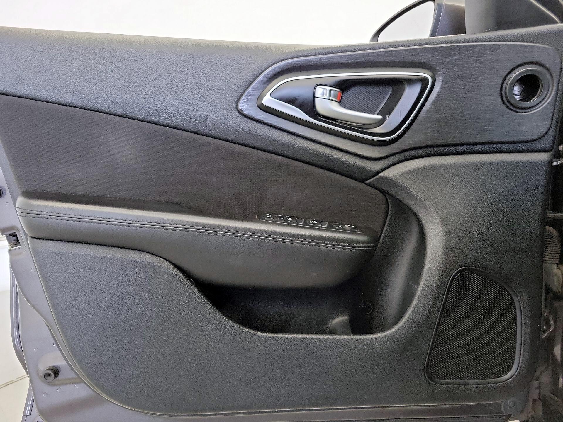 Thumbnail: 2015 Chrysler 200 - 12