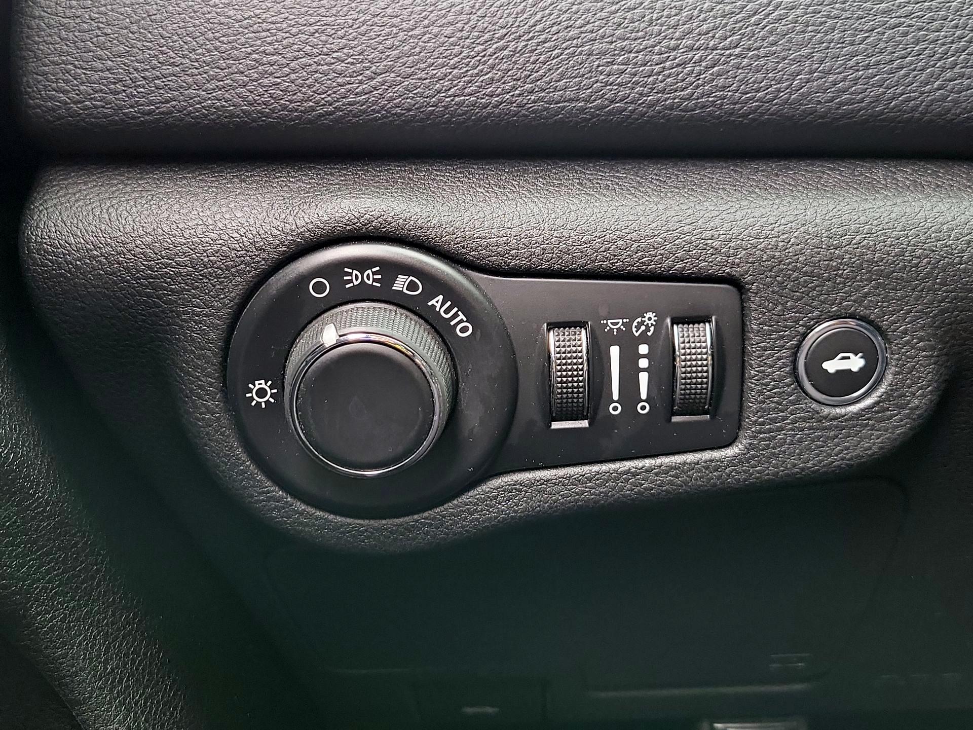 Thumbnail: 2015 Chrysler 200 - 13