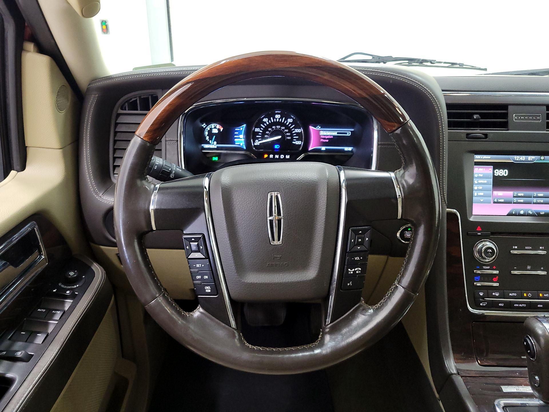 Thumbnail: 2015 Lincoln Navigator L - 10