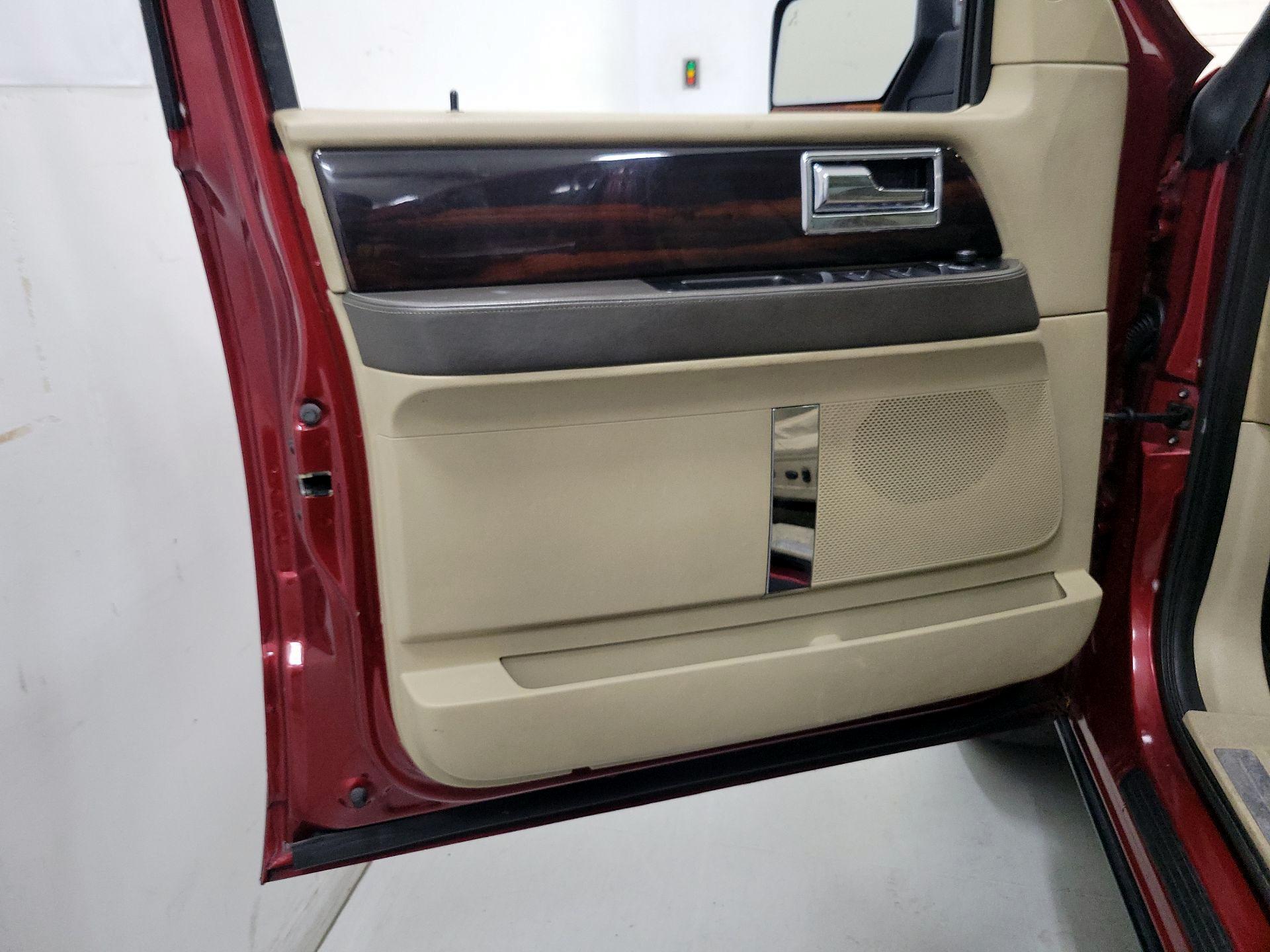 Thumbnail: 2015 Lincoln Navigator L - 12