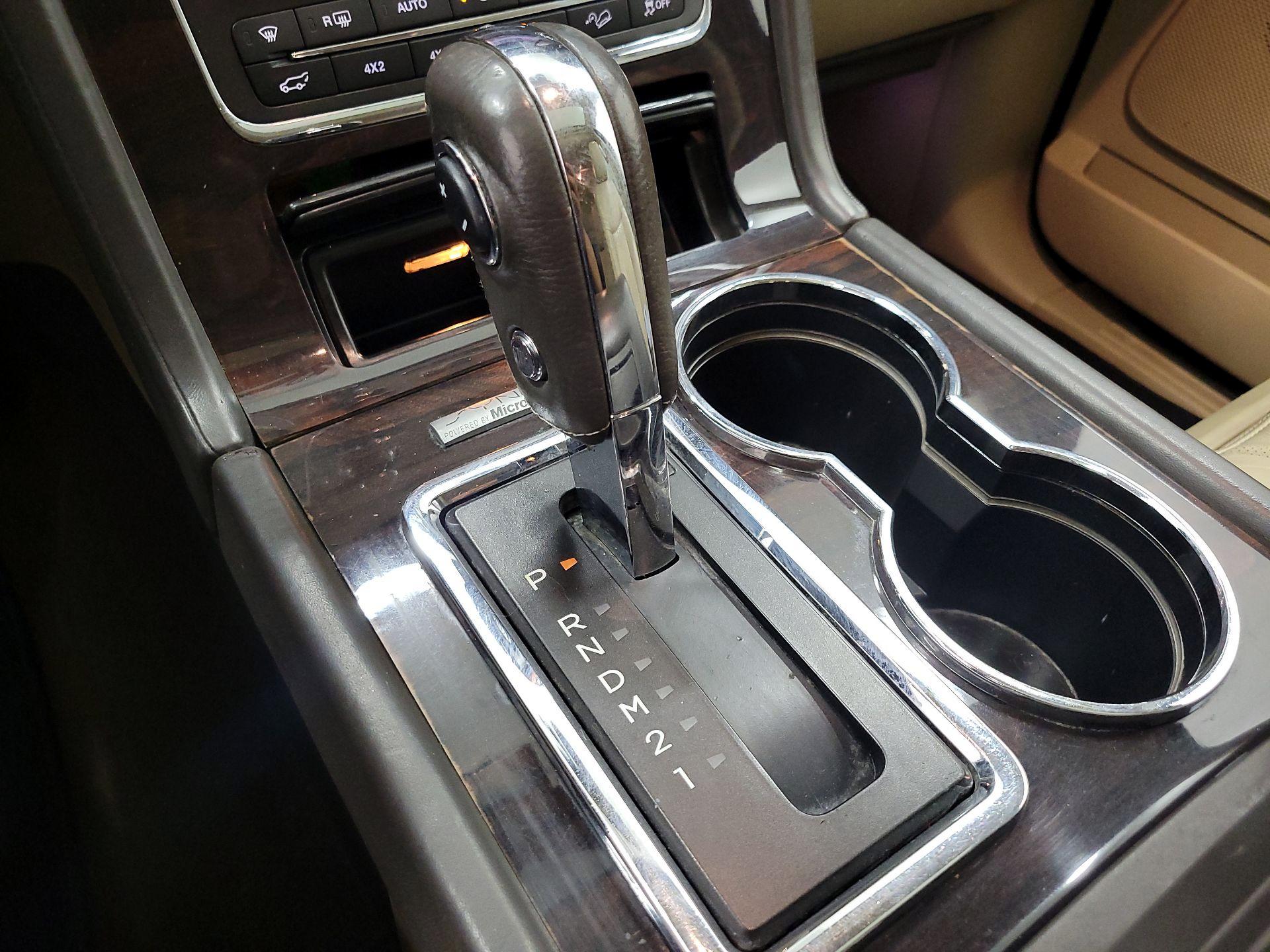 Thumbnail: 2015 Lincoln Navigator L - 17