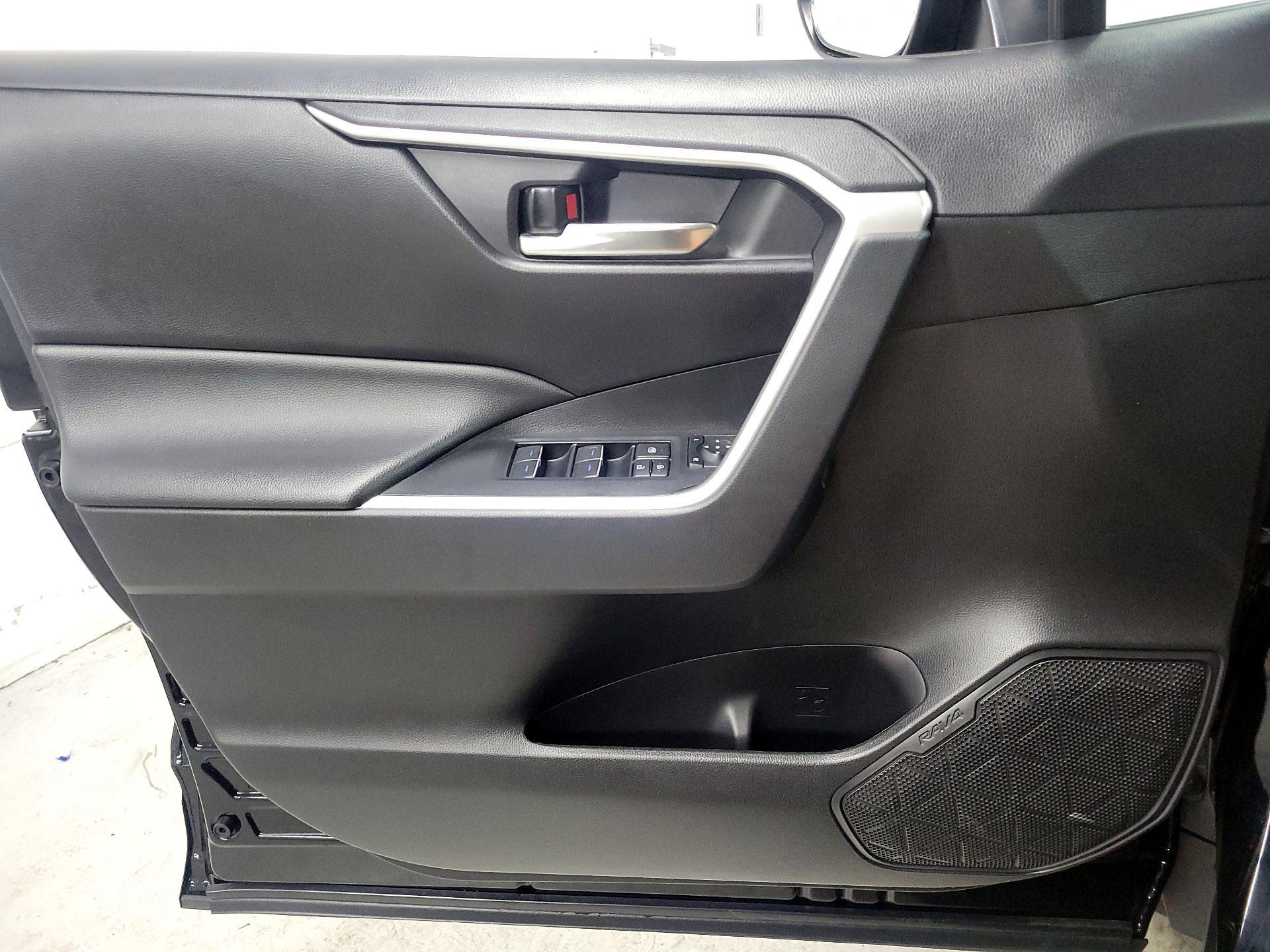 Thumbnail: 2022 Toyota RAV4 - 12