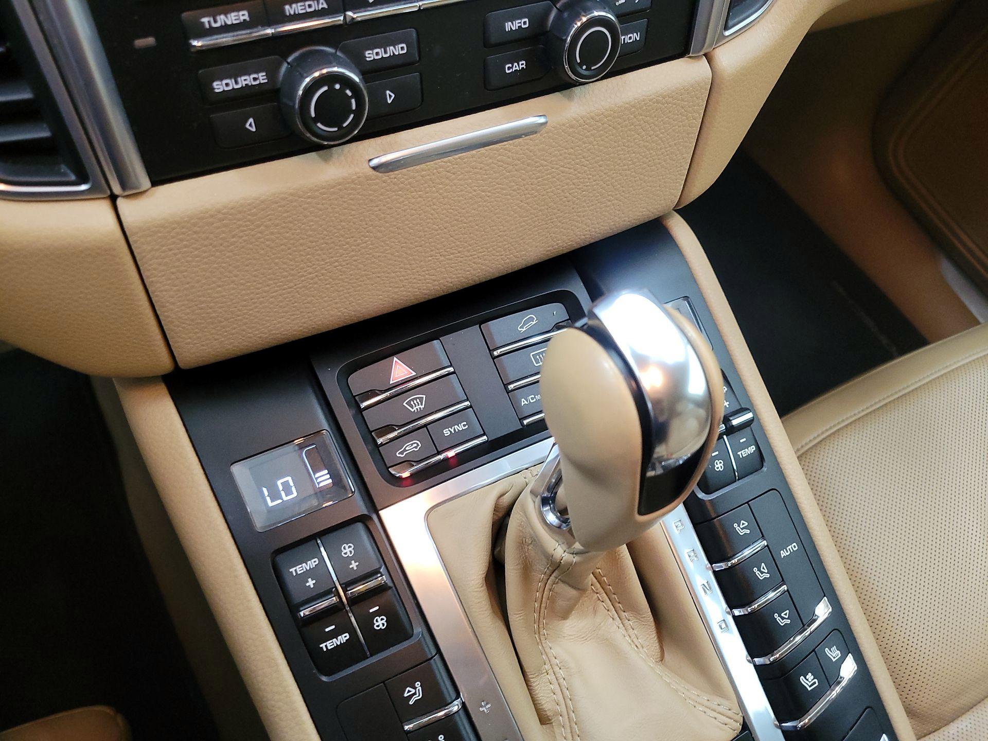 Thumbnail: 2015 Porsche Macan - 16
