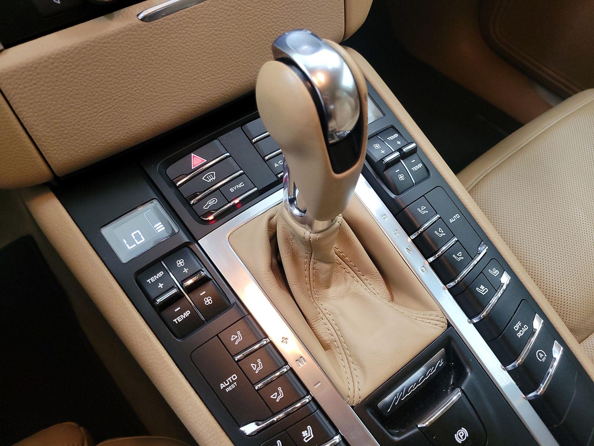 Thumbnail: 2015 Porsche Macan - 17